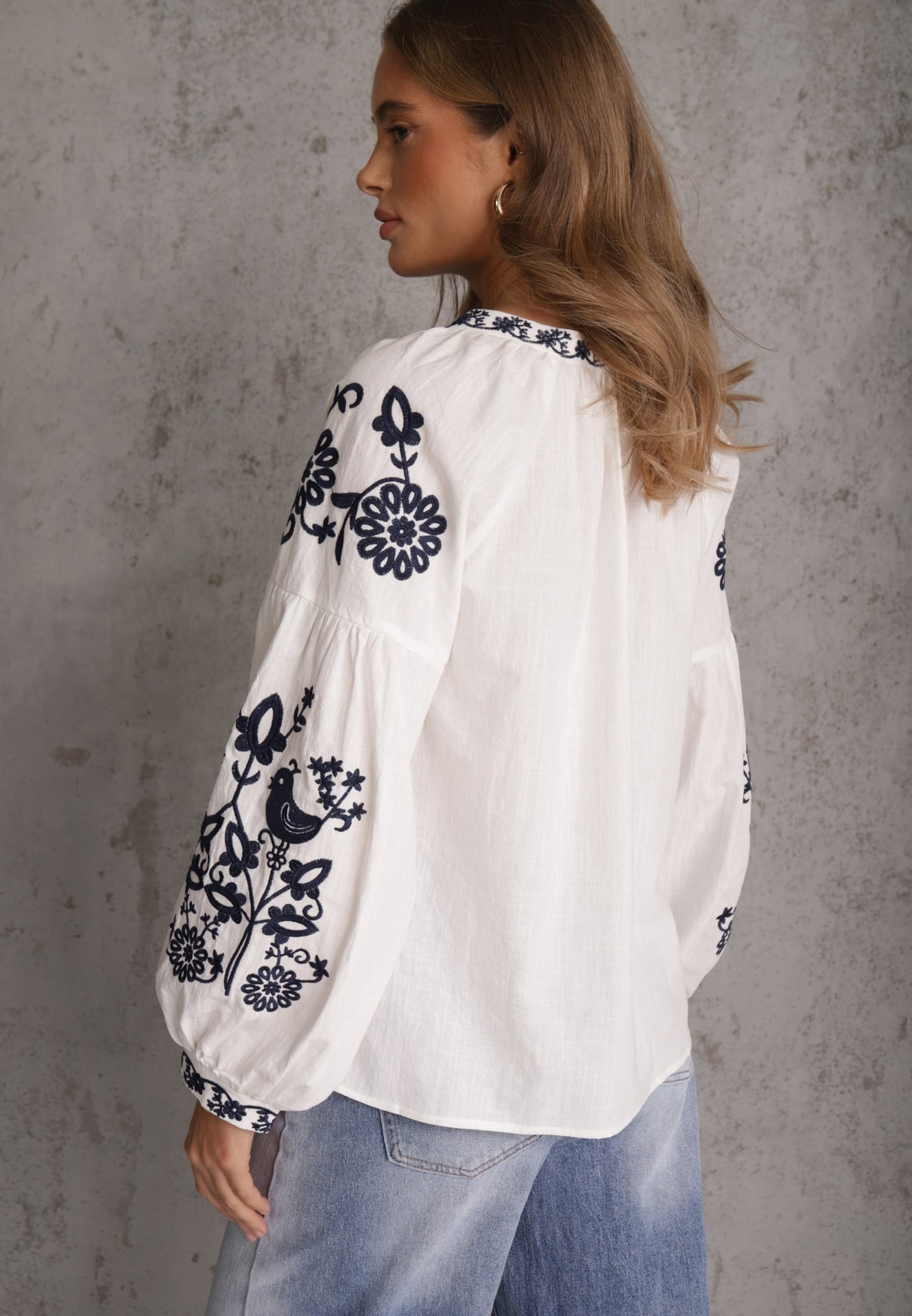 Biała Rustykalna Bluzka z Bawełny Zdobiona Haftem i Sznurkiem z Chwostami Marytea