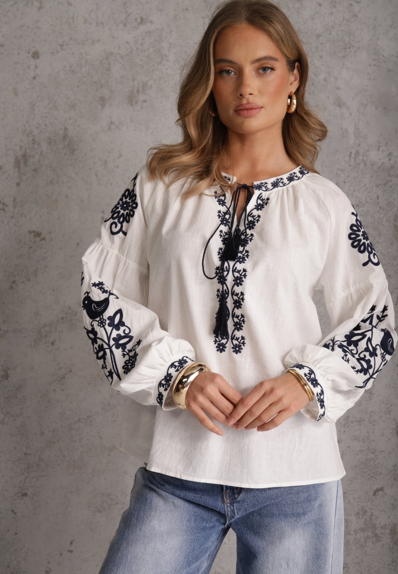 Biała Rustykalna Bluzka z Bawełny Zdobiona Haftem i Sznurkiem z Chwostami Marytea