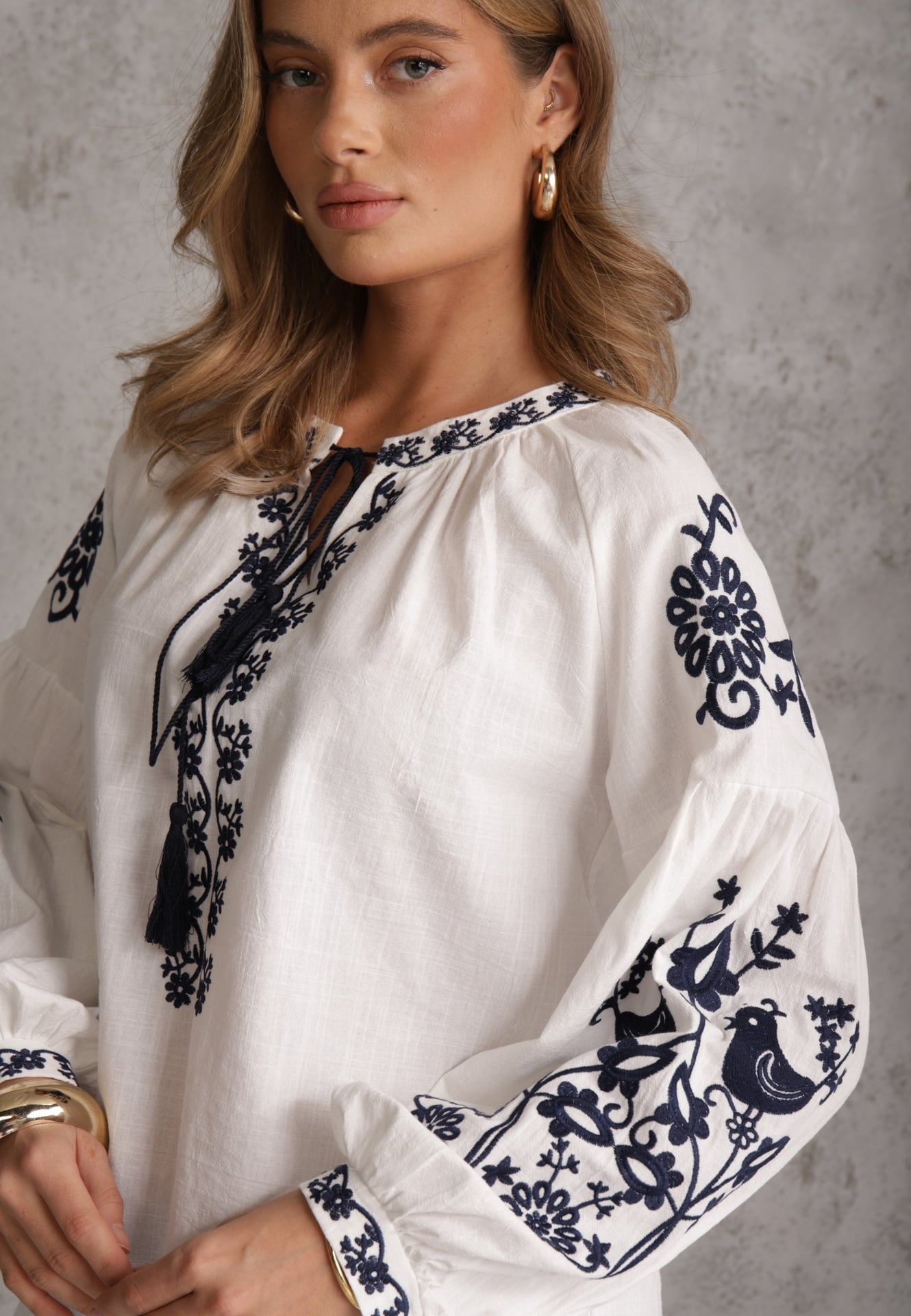 Biała Rustykalna Bluzka z Bawełny Zdobiona Haftem i Sznurkiem z Chwostami Marytea