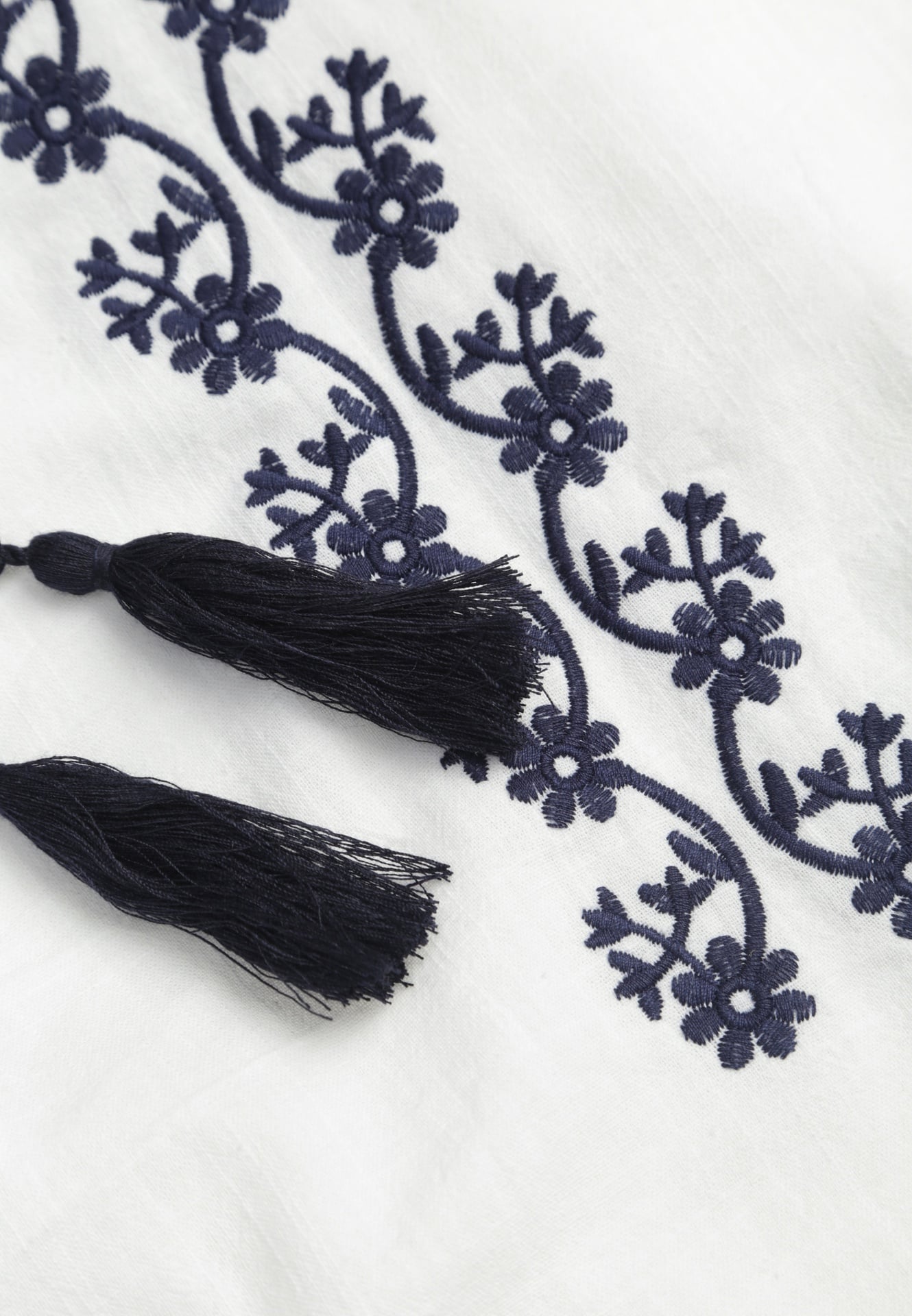 Biała Rustykalna Bluzka z Bawełny Zdobiona Haftem i Sznurkiem z Chwostami Marytea