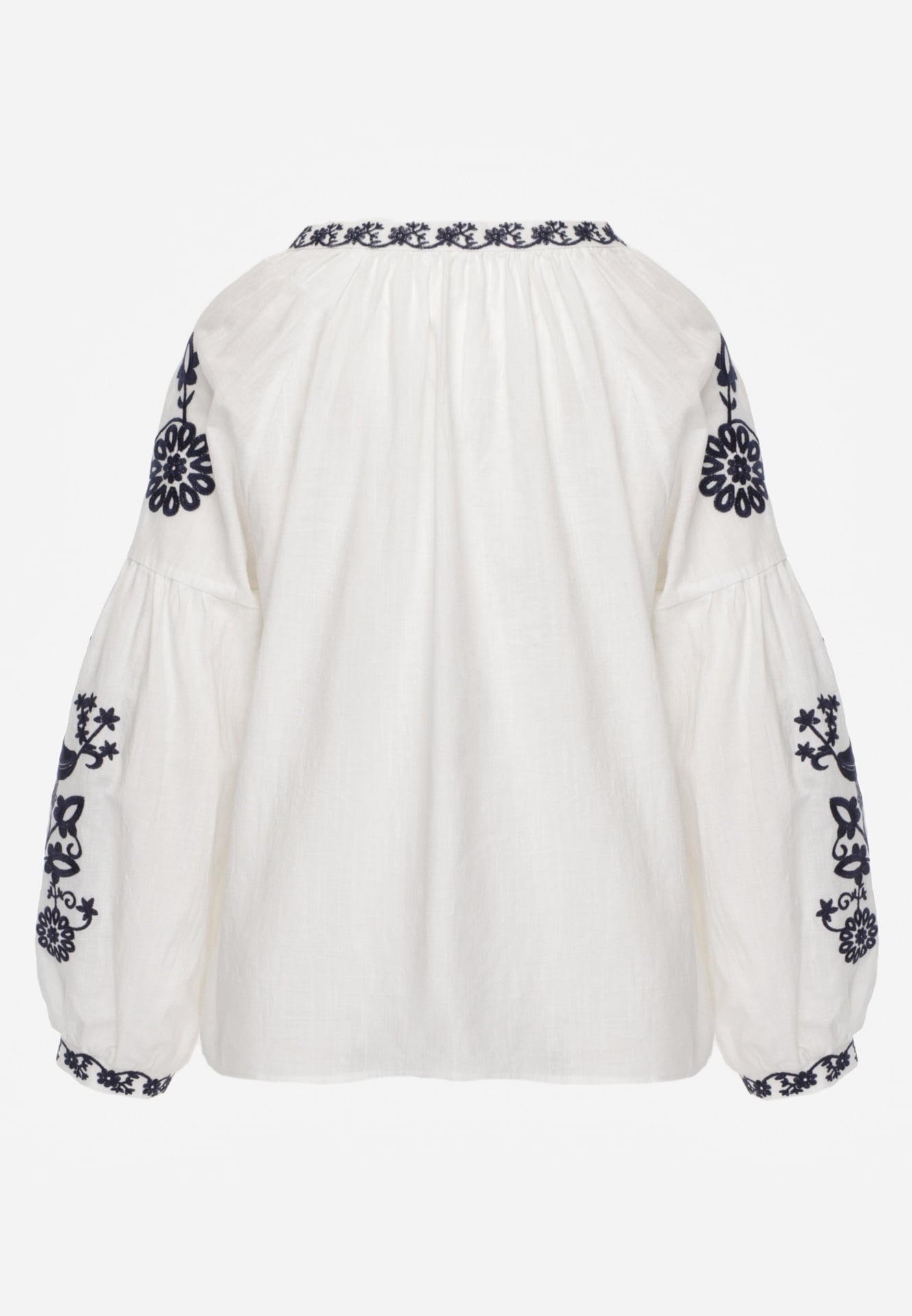 Biała Rustykalna Bluzka z Bawełny Zdobiona Haftem i Sznurkiem z Chwostami Marytea