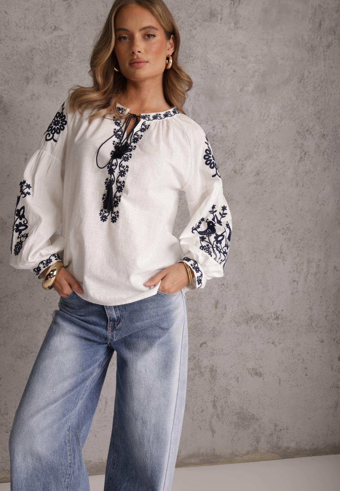 Biała Rustykalna Bluzka z Bawełny Zdobiona Haftem i Sznurkiem z Chwostami Marytea
