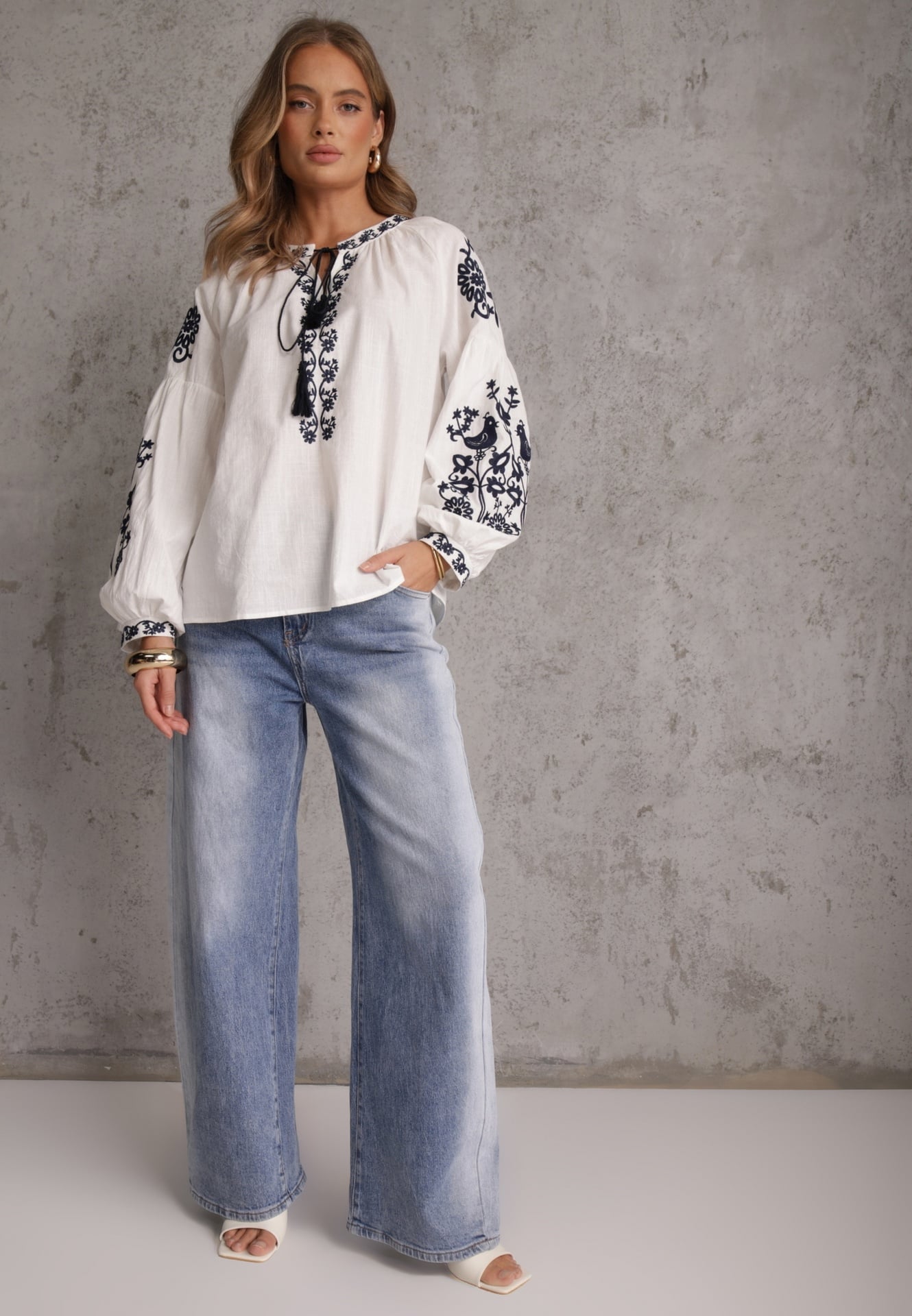 Biała Rustykalna Bluzka z Bawełny Zdobiona Haftem i Sznurkiem z Chwostami Marytea