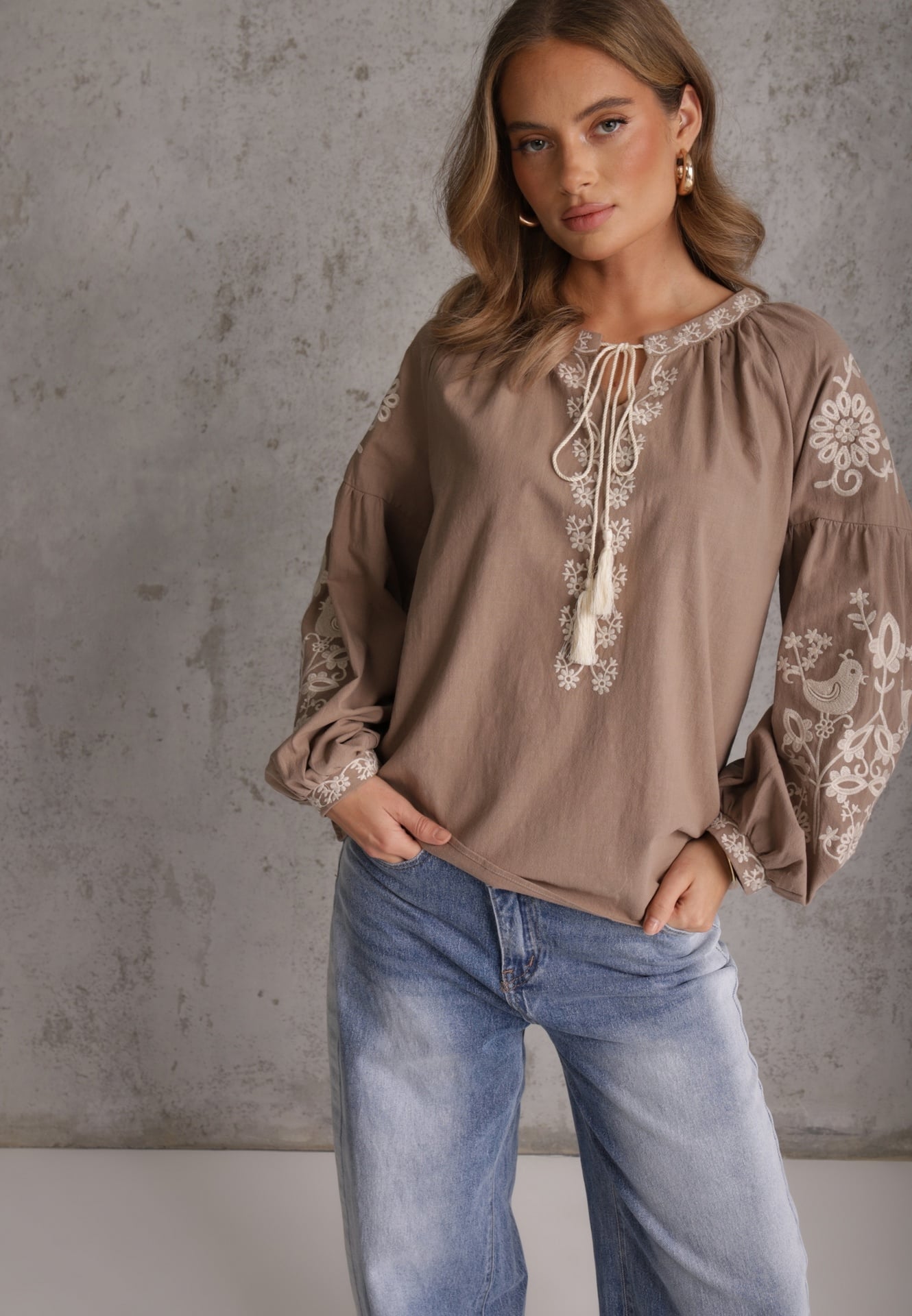 Beżowa Rustykalna Bluzka z Bawełny Zdobiona Haftem i Sznurkiem z Chwostami Marytea