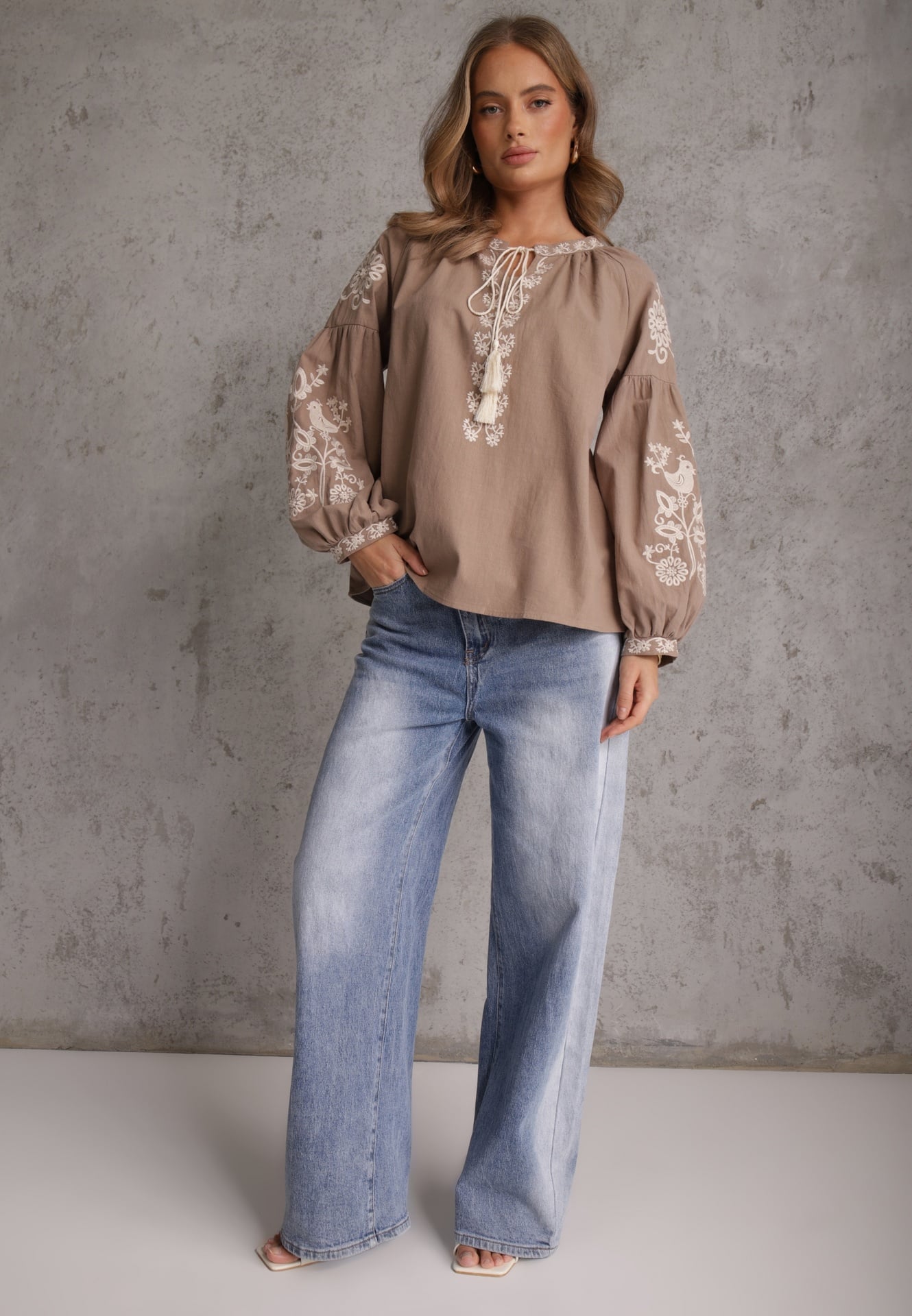 Beżowa Rustykalna Bluzka z Bawełny Zdobiona Haftem i Sznurkiem z Chwostami Marytea