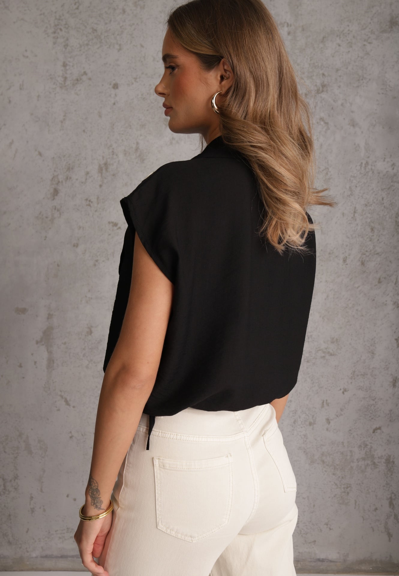 Czarna Boho Koszula z Wiskozy Bez Rękawów ze Ściągaczem w Talii Assabel