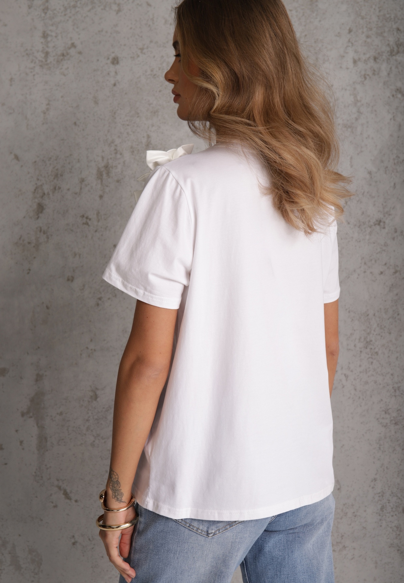 Biały Bawełniany T-shirt o Klasycznym Kroju z Kwiatowymi Aplikacjami 3D Morgane