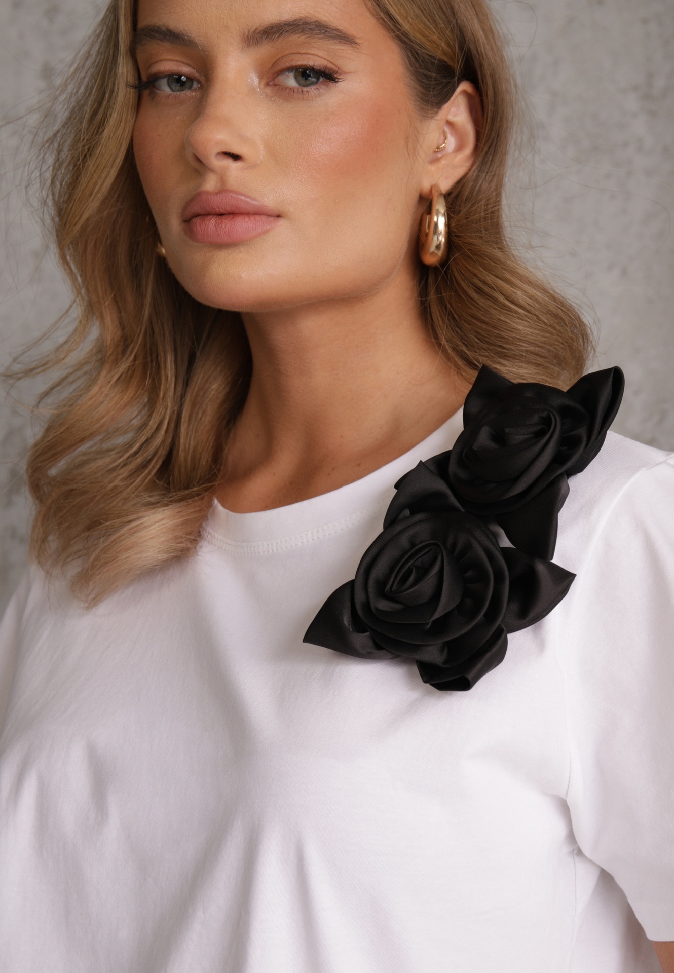 Biało-Czarny Bawełniany T-shirt o Klasycznym Kroju z Kwiatowymi Aplikacjami 3D Morgane