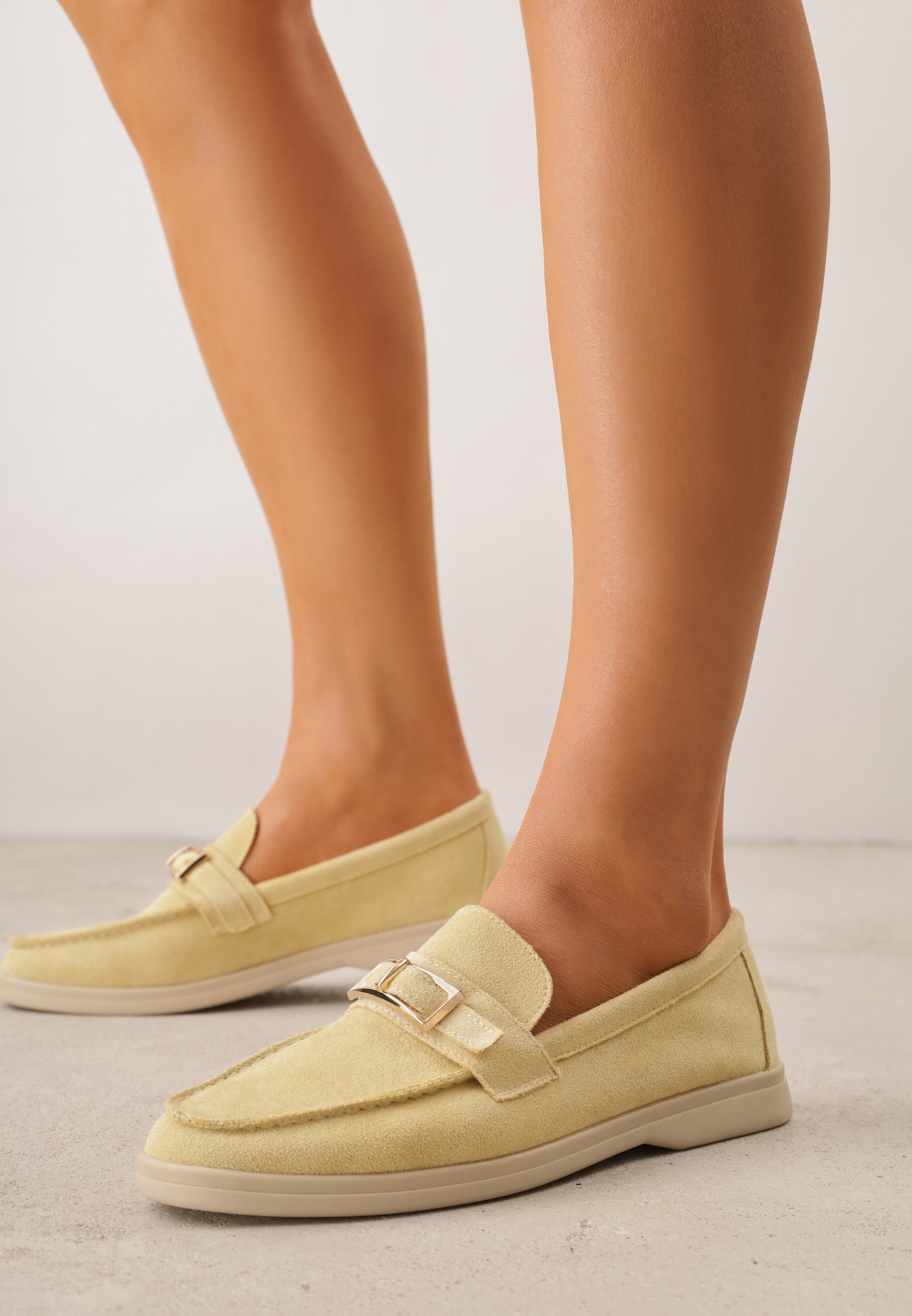 Żółte Mokasyny Ozdobione Metaliczną Klamrą Murielori