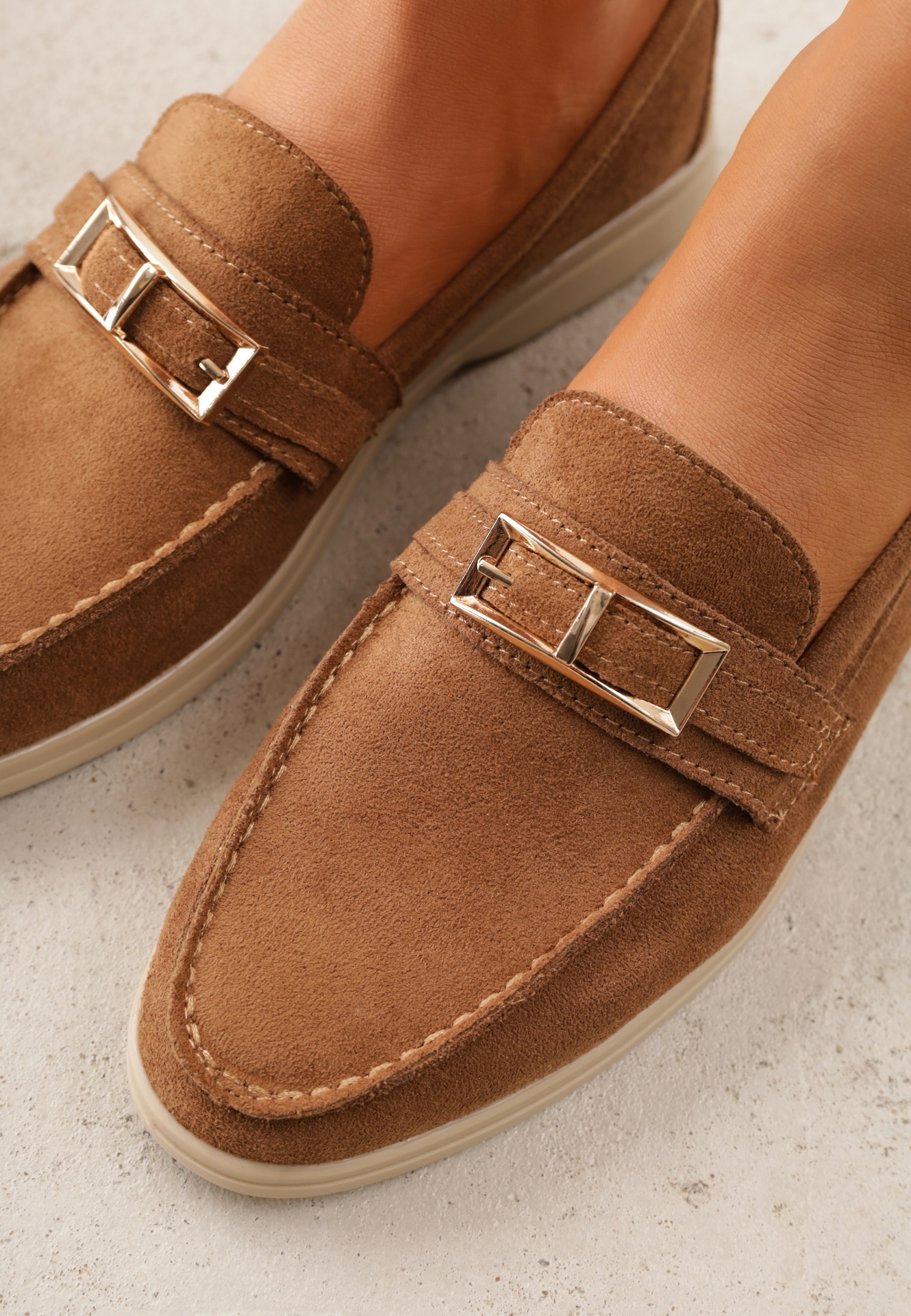 Jasnobrązowe Mokasyny Ozdobione Metaliczną Klamrą Murielori