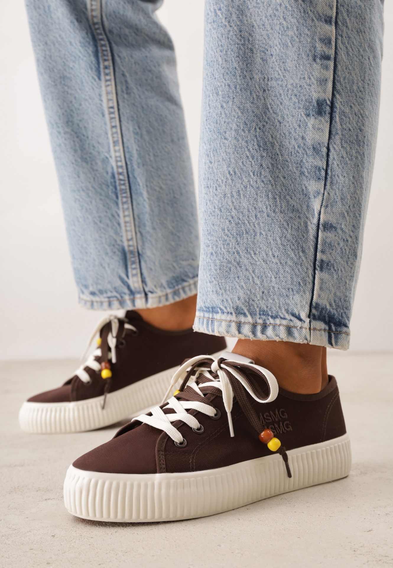 Brązowe Niskie Trampki z Podwójnymi Sznurówkami na Tłoczonej Platformie Astedella