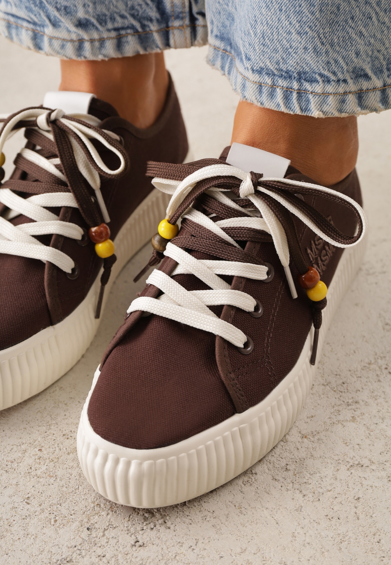 Brązowe Niskie Trampki z Podwójnymi Sznurówkami na Tłoczonej Platformie Astedella