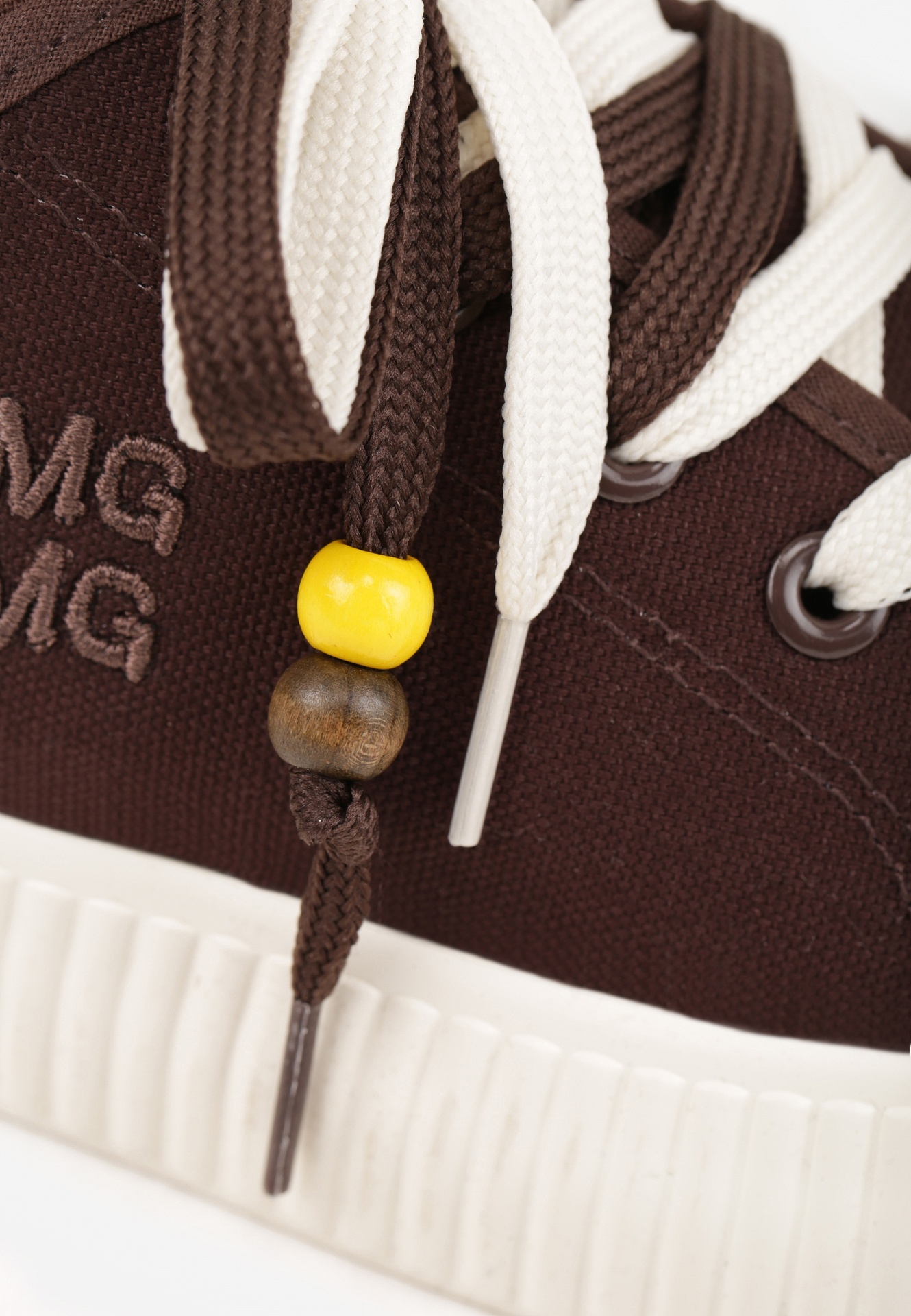 Brązowe Niskie Trampki z Podwójnymi Sznurówkami na Tłoczonej Platformie Astedella