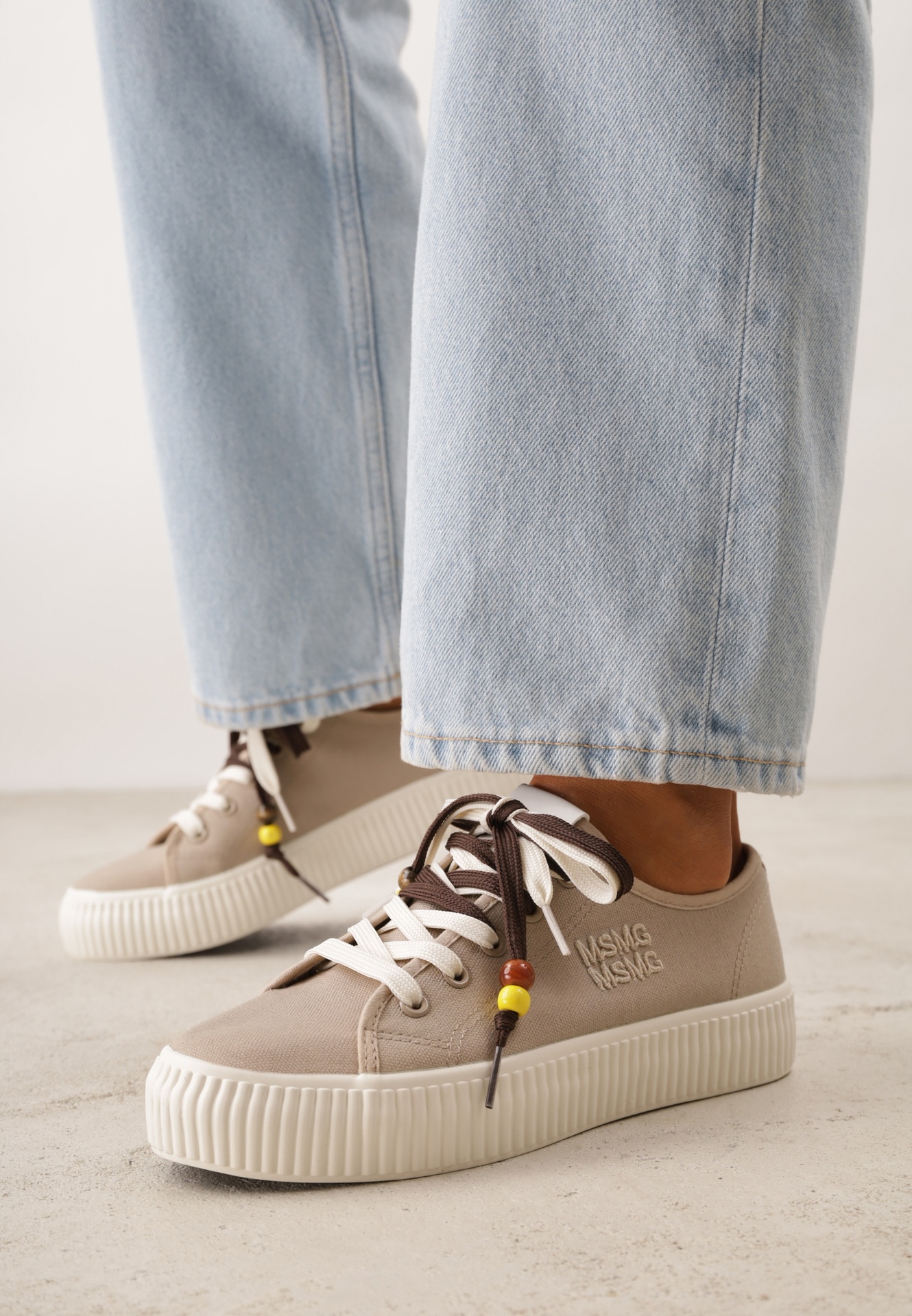 Beżowe Niskie Trampki z Podwójnymi Sznurówkami na Tłoczonej Platformie Astedella