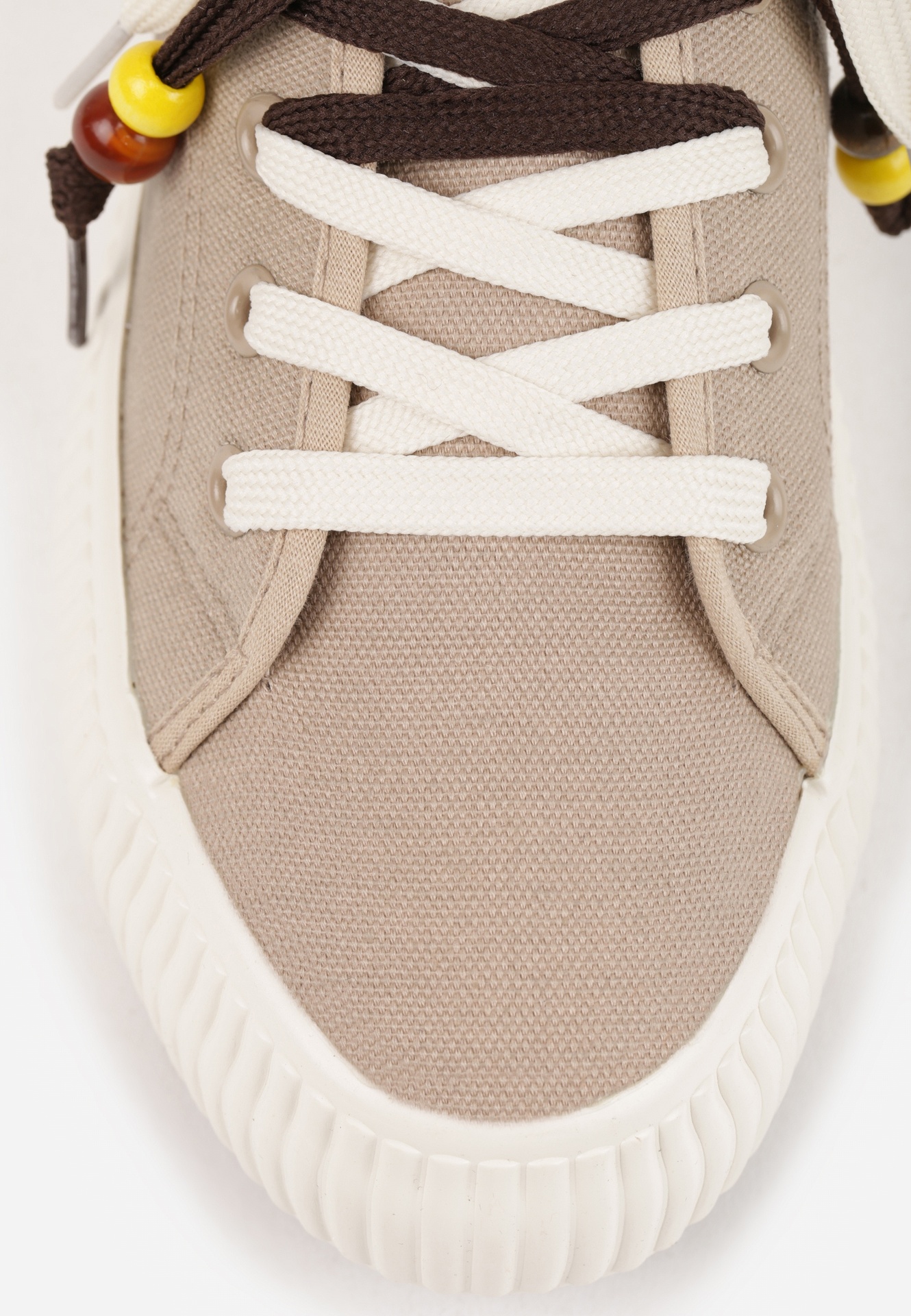 Beżowe Niskie Trampki z Podwójnymi Sznurówkami na Tłoczonej Platformie Astedella