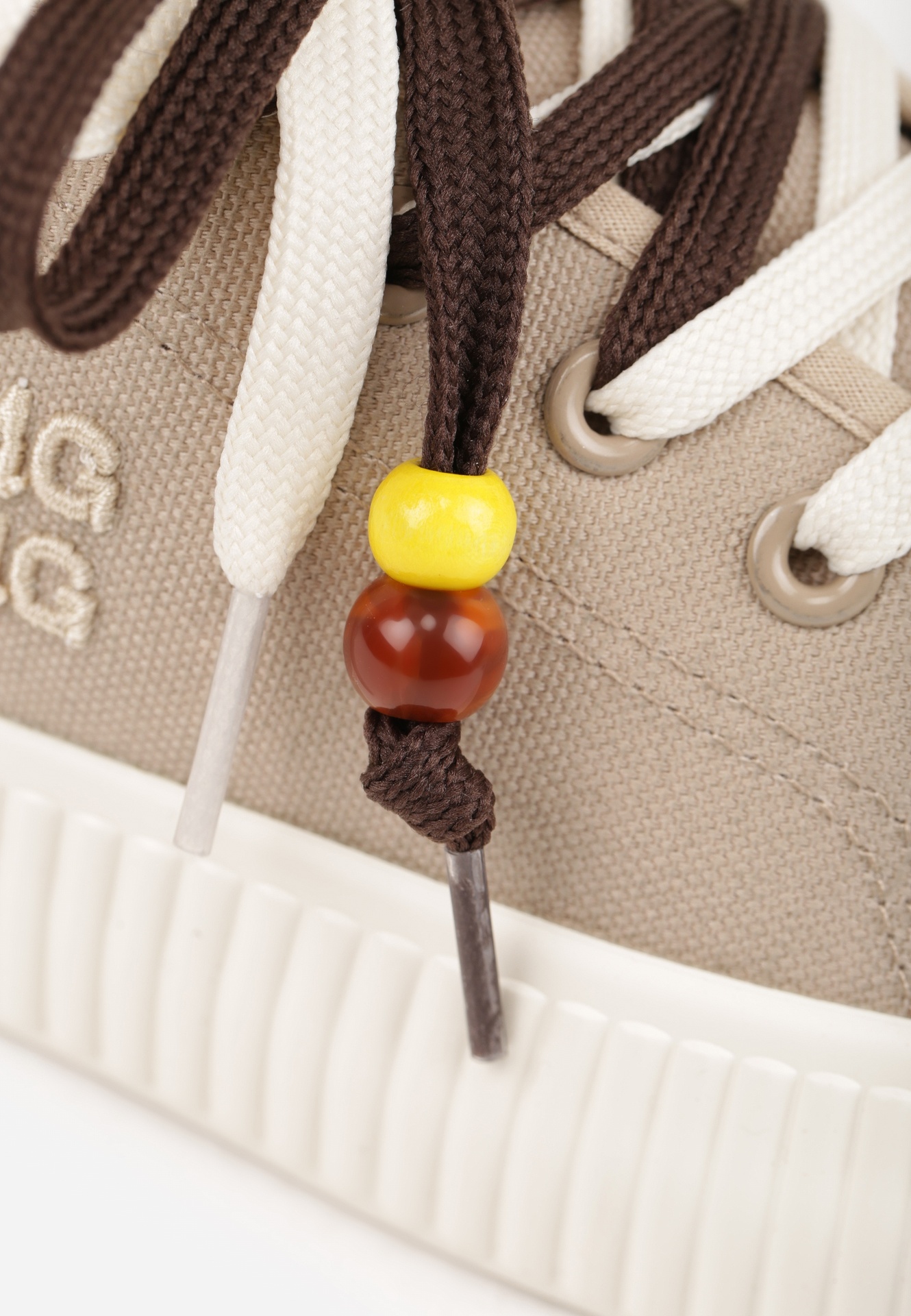 Beżowe Niskie Trampki z Podwójnymi Sznurówkami na Tłoczonej Platformie Astedella