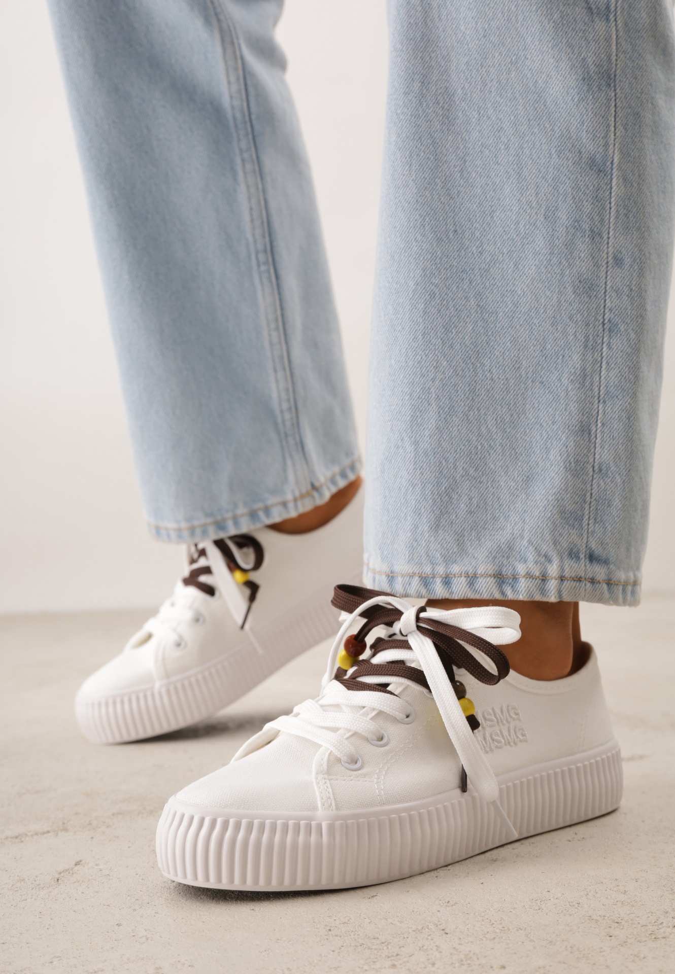 Białe Niskie Trampki z Podwójnymi Sznurówkami na Tłoczonej Platformie Astedella