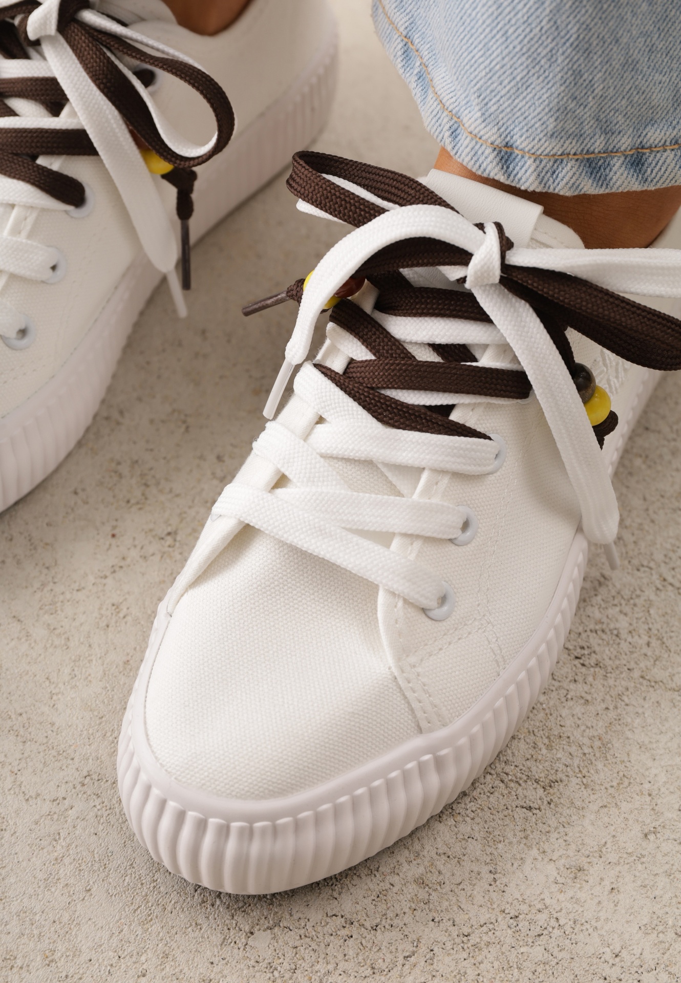 Białe Niskie Trampki z Podwójnymi Sznurówkami na Tłoczonej Platformie Astedella