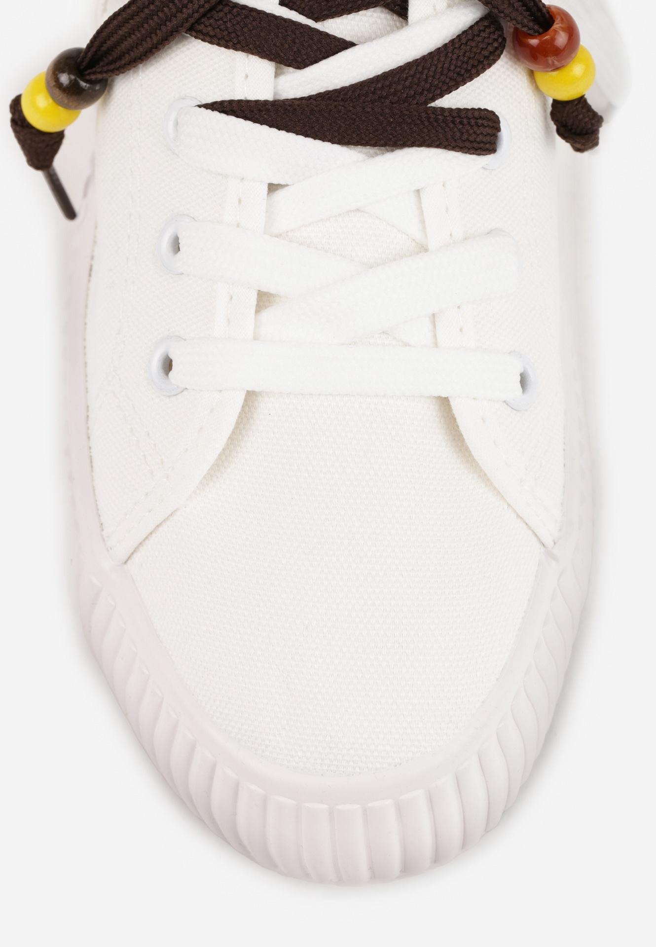 Białe Niskie Trampki z Podwójnymi Sznurówkami na Tłoczonej Platformie Astedella