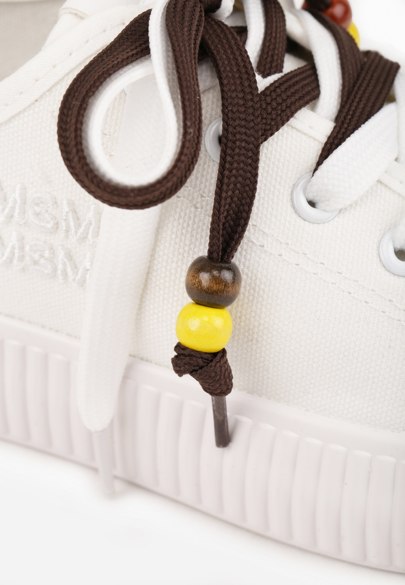 Białe Niskie Trampki z Podwójnymi Sznurówkami na Tłoczonej Platformie Astedella