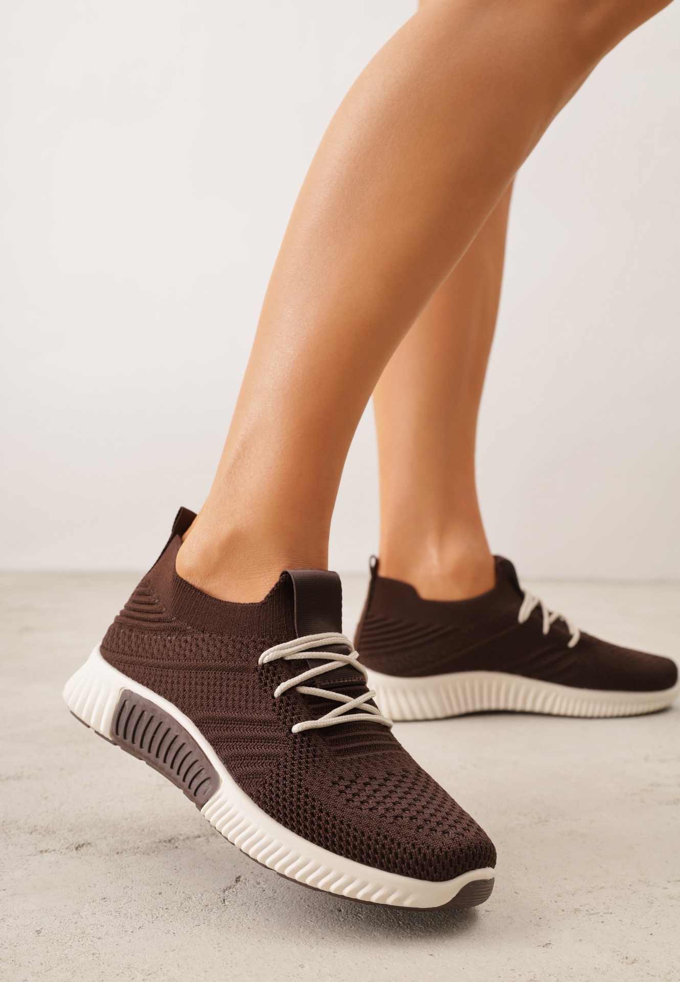 Brązowe Sneakersy na Tłoczonej Podeszwie z Elastyczną Cholewką Lamilia