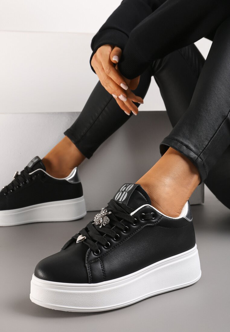 Czarne Sneakersy na Niskiej Platformie z Ozdobnymi Metalowymi Aplikacjami Auala