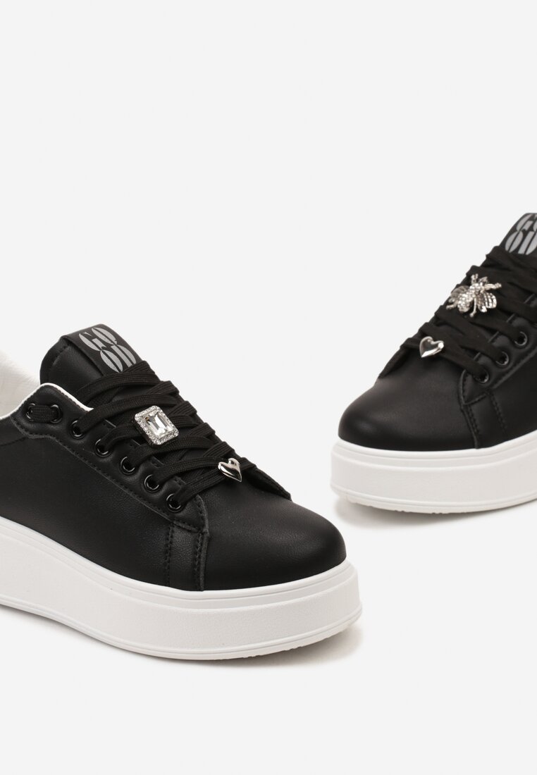 Czarne Sneakersy na Niskiej Platformie z Ozdobnymi Metalowymi Aplikacjami Auala