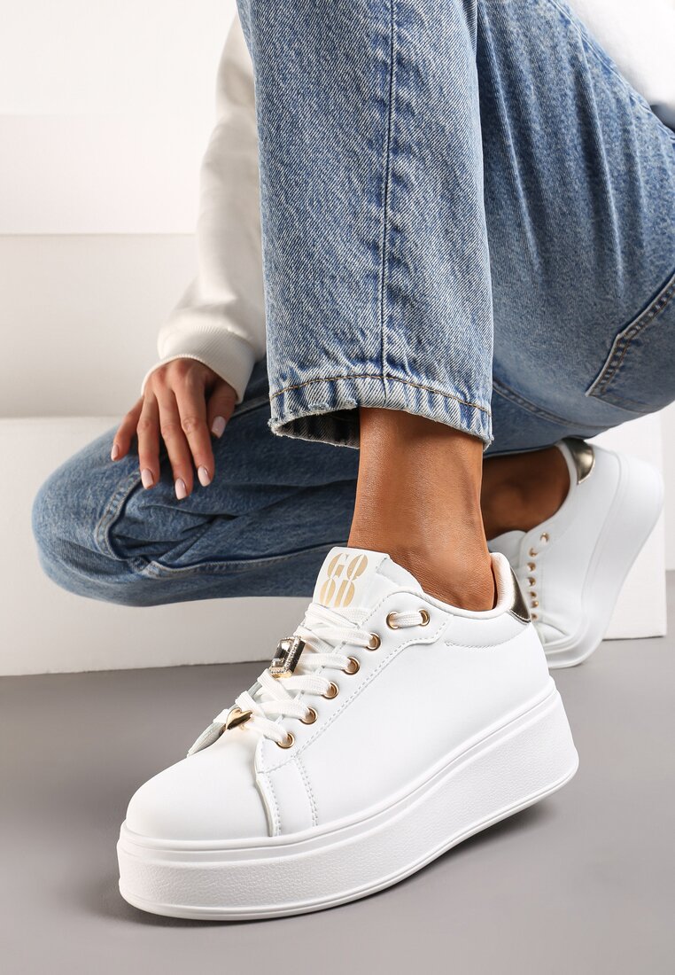 Biało-Złote Sneakersy na Niskiej Platformie z Ozdobnymi Metalowymi Aplikacjami Auala