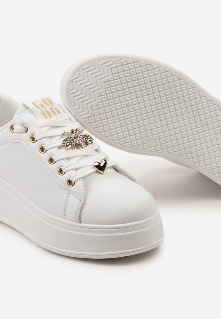 Biało-Złote Sneakersy na Niskiej Platformie z Ozdobnymi Metalowymi Aplikacjami Auala