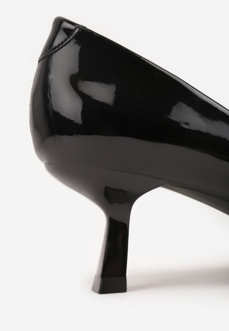 Czarne Czółenka Lakierowane na Kaczuszce z Trójkątną Ozdobą Omenra