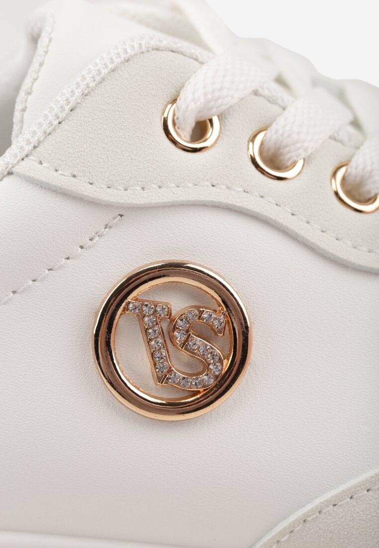 Białe Sneakersy Vices na Platformie z Tłoczeniem Ozdobione Metaliczną Aplikacją Eriri