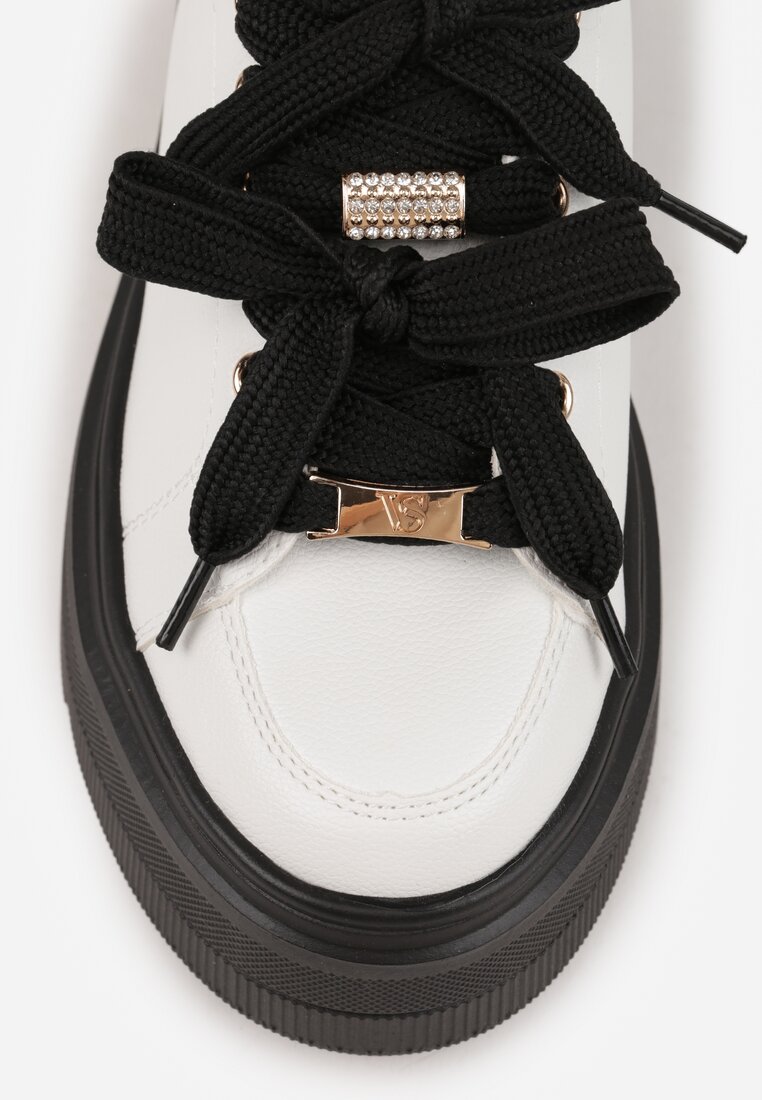 Biało-Czarne Sneakersy Vices na Płaskiej Podeszwie z Metalicznymi Ozdobami i Sznurowaniem Neladith