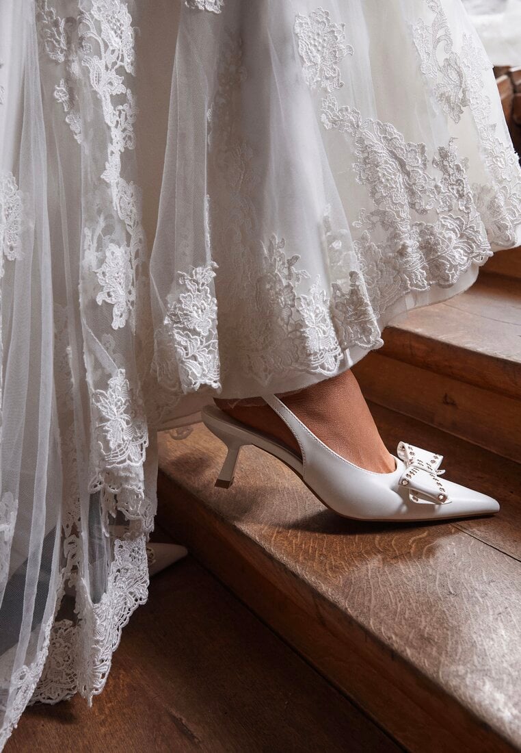 Białe Czółenka Sandały Vices na Kaczuszce Slingback z Kokardą i Nitami Fennadia