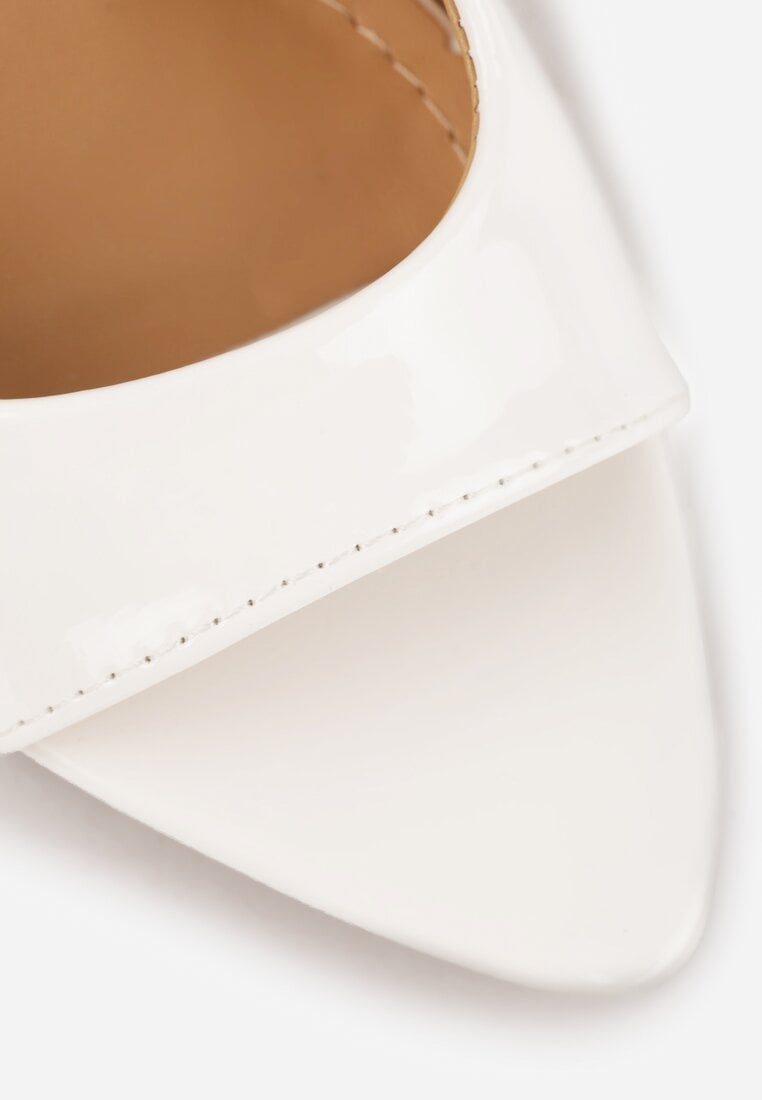 Białe Sandały VICES na Szpilce z Lakierowanym Wykończeniem Nesamenis