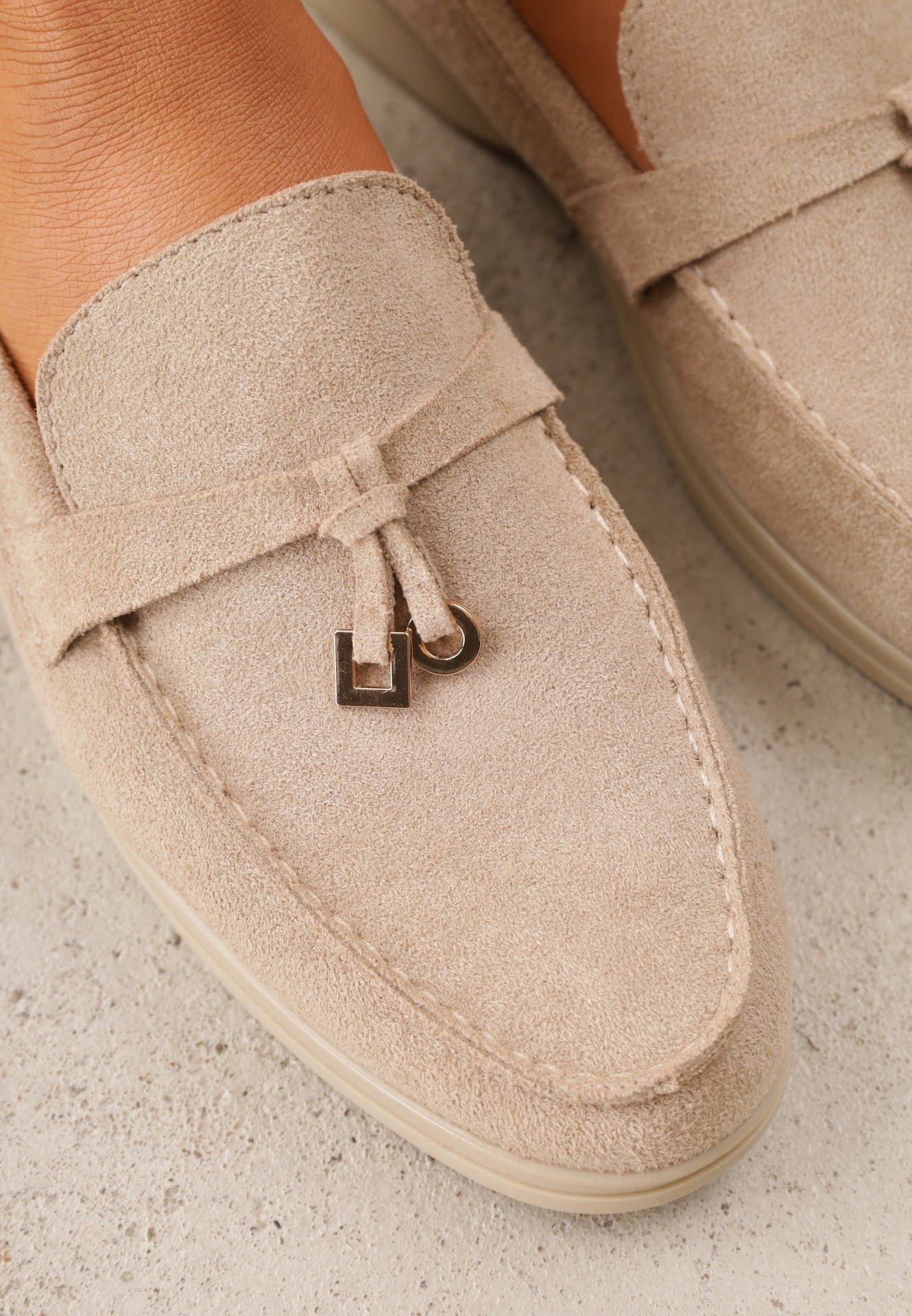 Beżowe Mokasyny VICES Casualowe ze Skórzaną Wkładką i Metalowymi Ozdobami Dinsmore