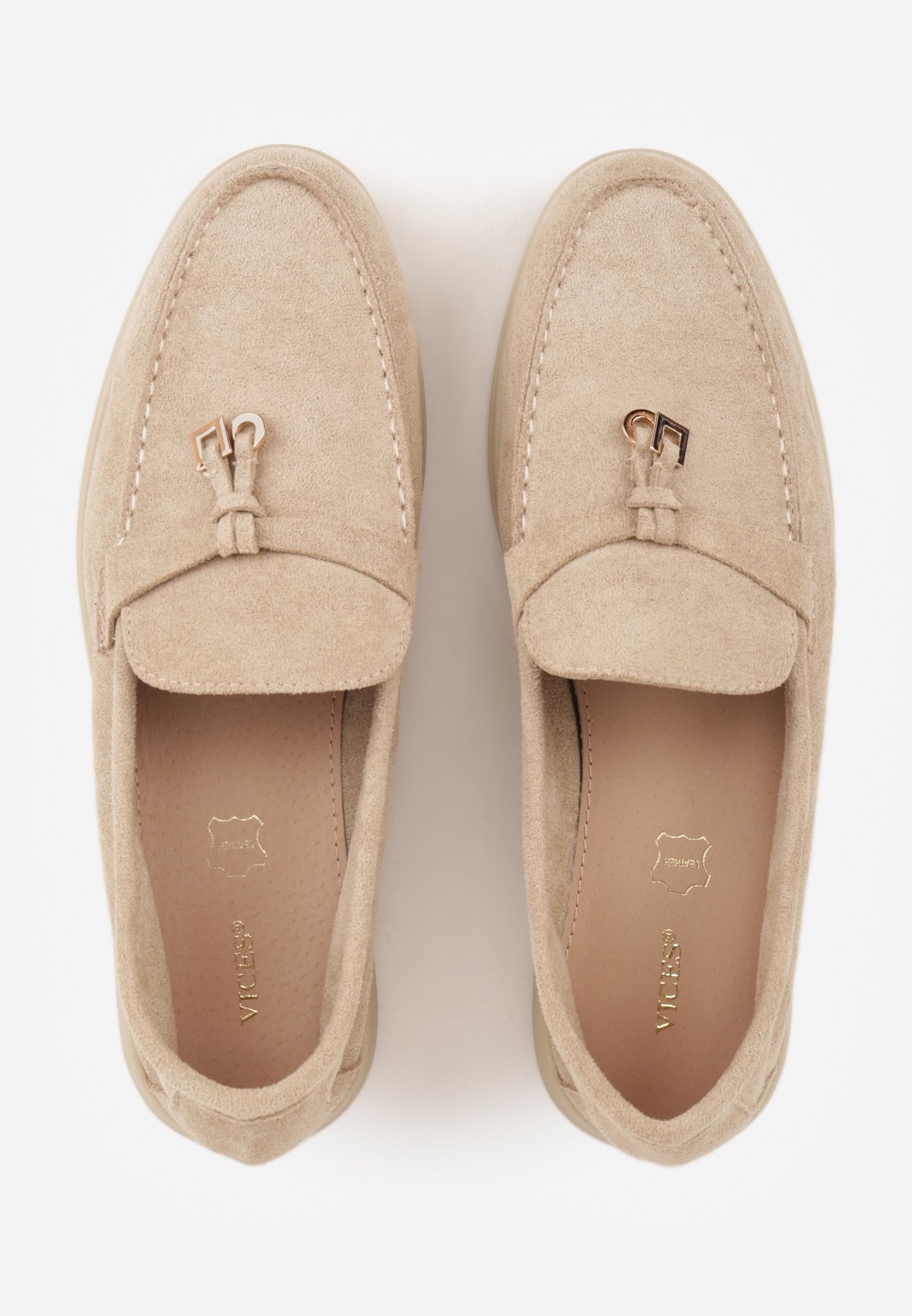 Beżowe Mokasyny VICES Casualowe ze Skórzaną Wkładką i Metalowymi Ozdobami Dinsmore