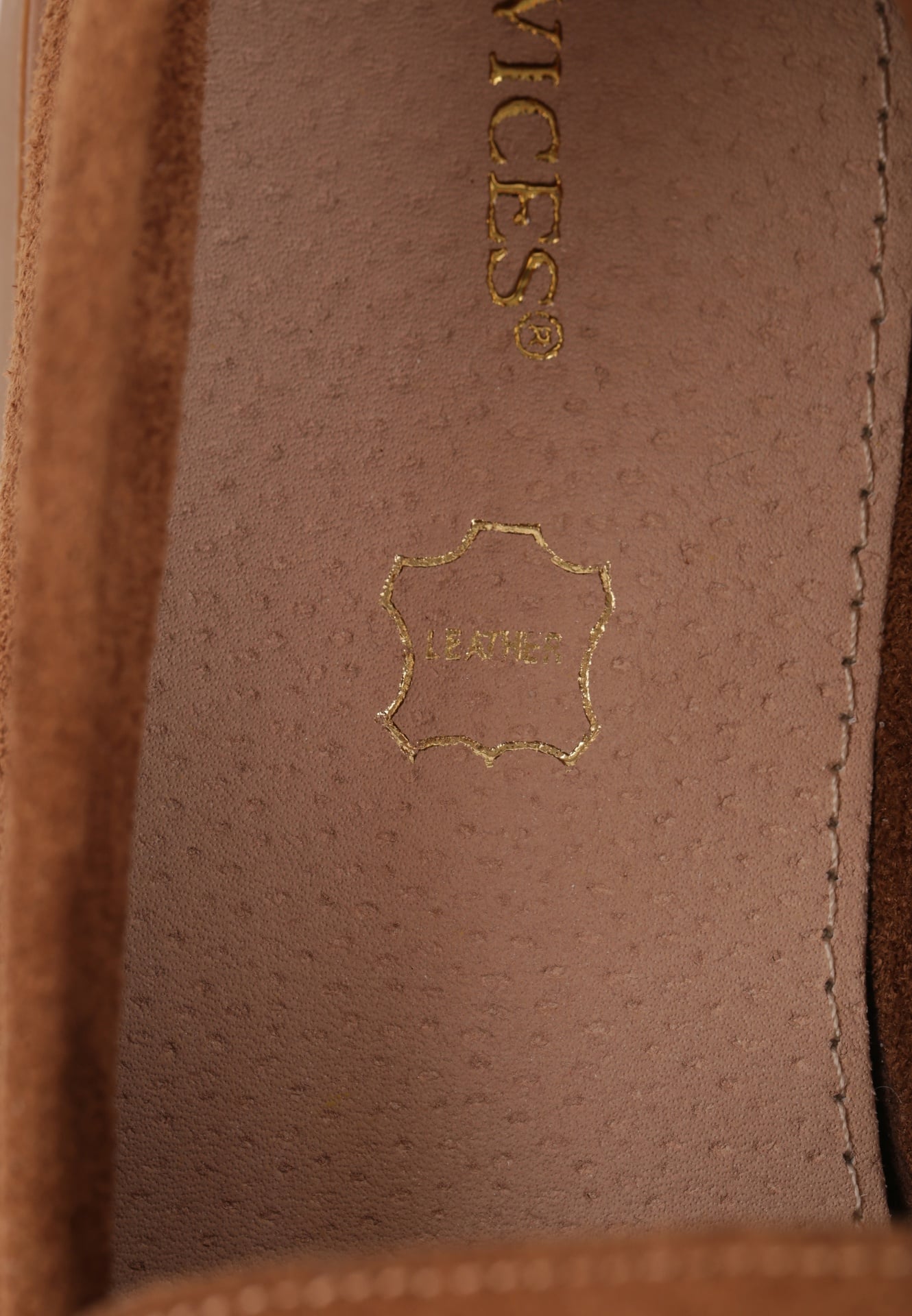 Jasnobrązowe Mokasyny VICES Casualowe ze Skórzaną Wkładką i Metalowymi Ozdobami Dinsmore