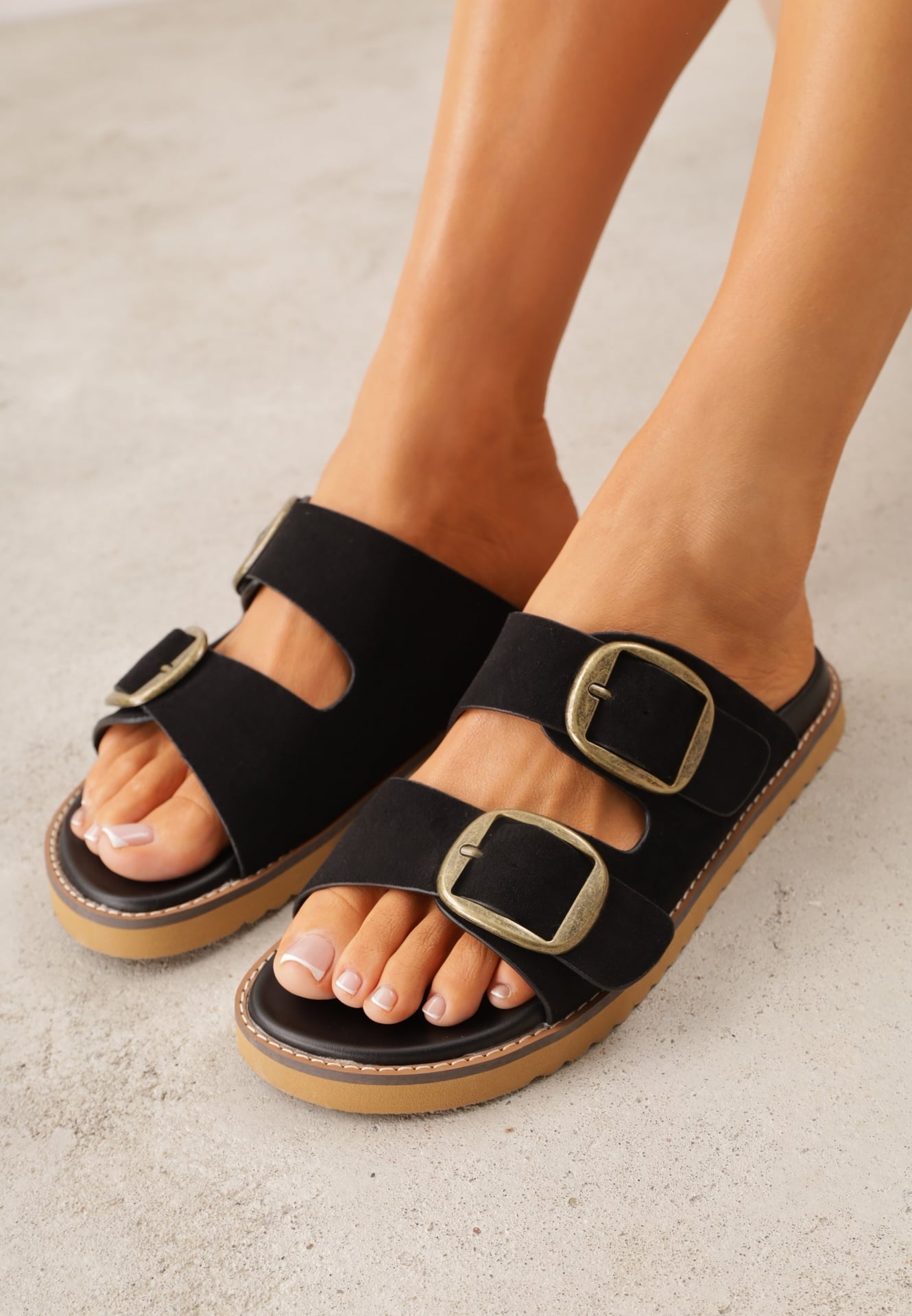 Czarne Klapki VICES Ozdobione Dużymi Klamrami Jenniviane