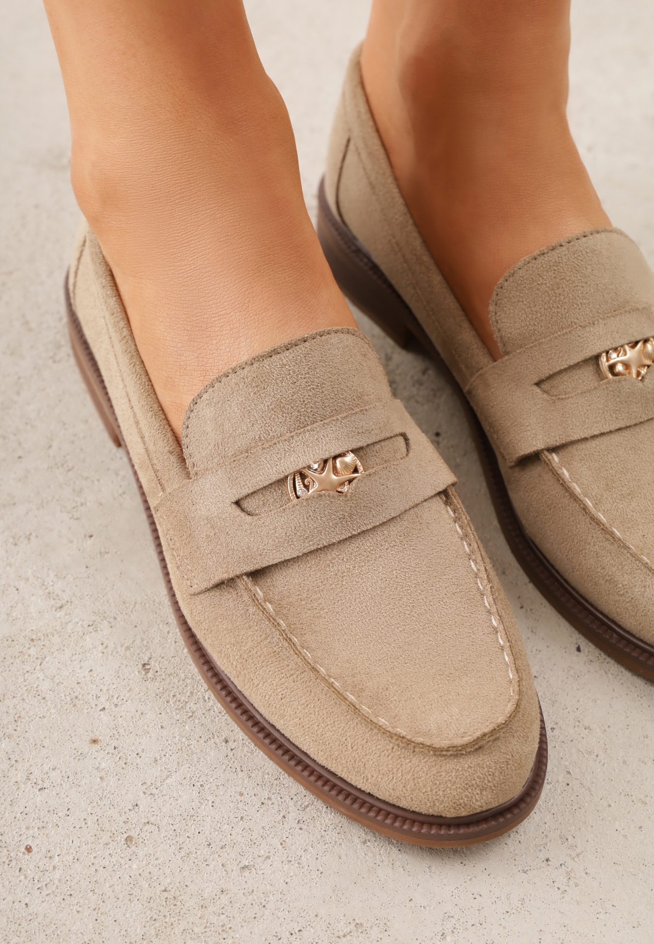 Beżowe Mokasyny VICES ze Skórzaną Wkładką i Metaliczną Ozdobą Sereisana