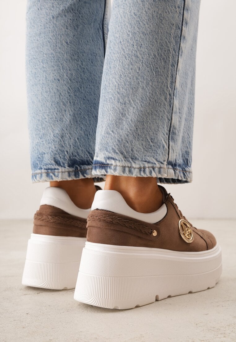 Jasnobrązowe Sneakersy Vices na Platformie Ozdobione Metaliczną Aplikacją Tatellia