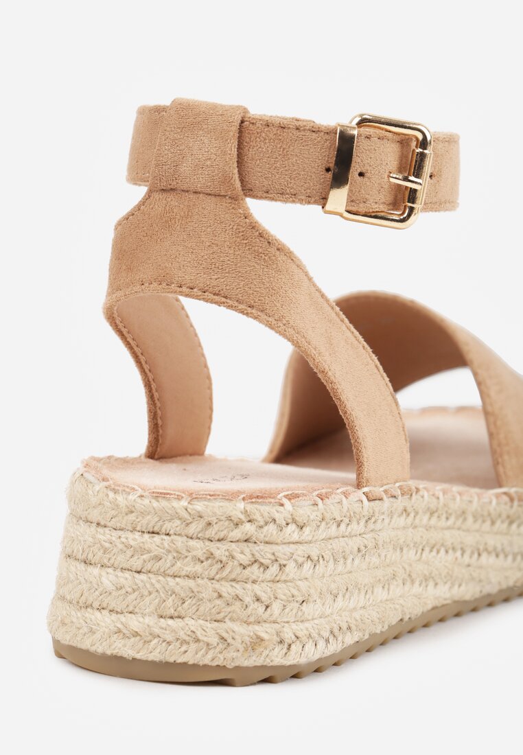 Ciemnobeżowe Sandały VICES z Imitacji Zamszu na Niskim Plecionym Koturnie Anameda