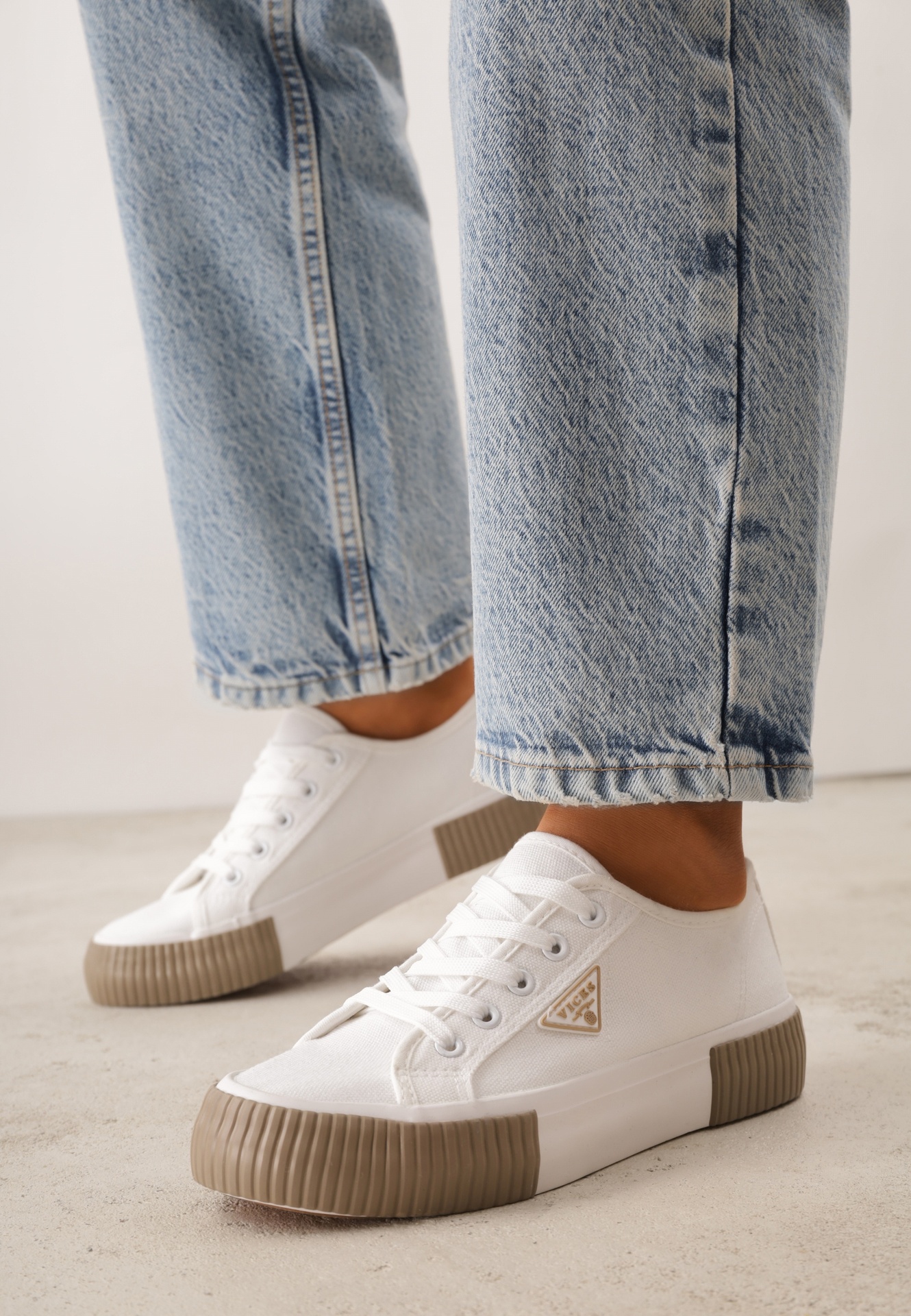 Biało-Beżowe Trampki VICES na Żłobionej Platformie Zdobione Trójkątną Aplikacją Lorerina