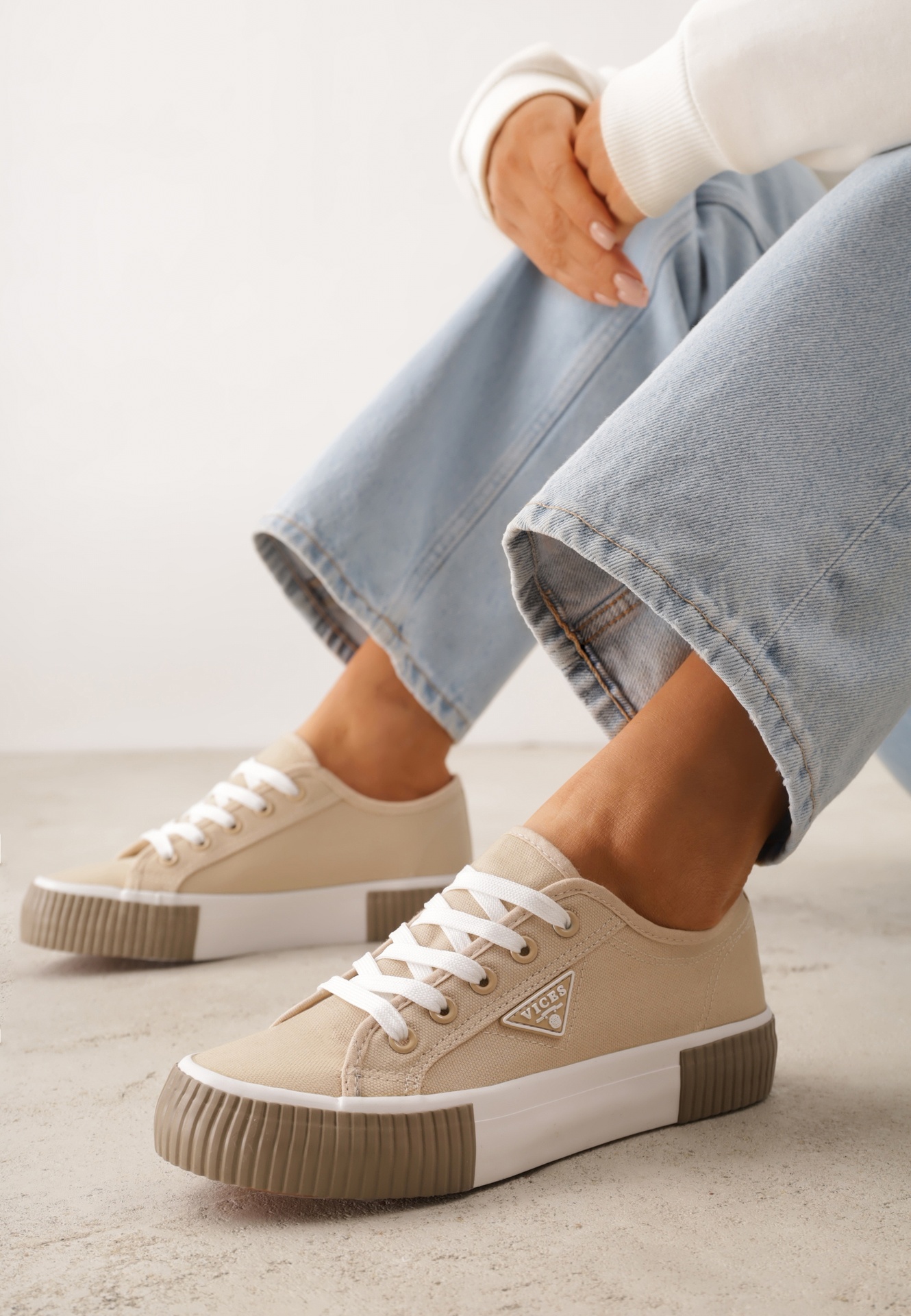 Beżowe Trampki VICES na Żłobionej Platformie Zdobione Trójkątną Aplikacją Lorerina
