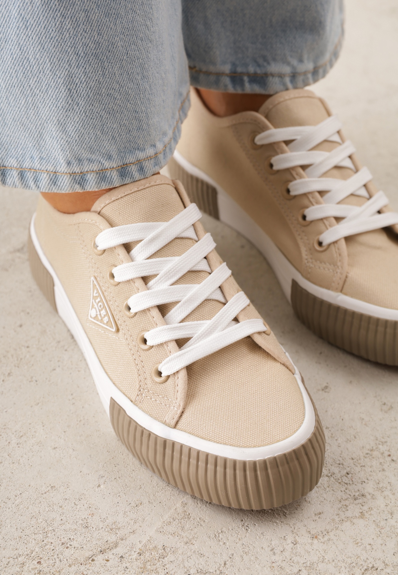 Beżowe Trampki VICES na Żłobionej Platformie Zdobione Trójkątną Aplikacją Lorerina