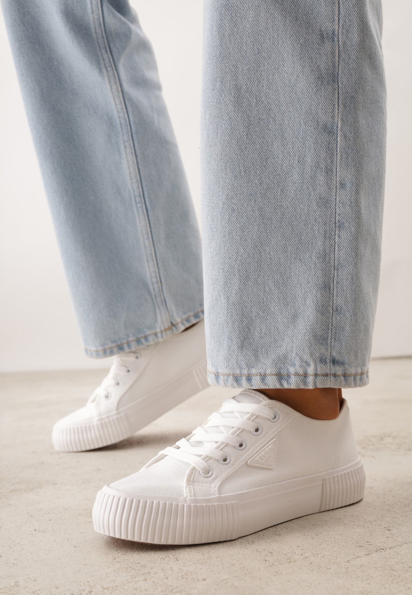 Białe Trampki VICES na Żłobionej Platformie Zdobione Trójkątną Aplikacją Lorerina