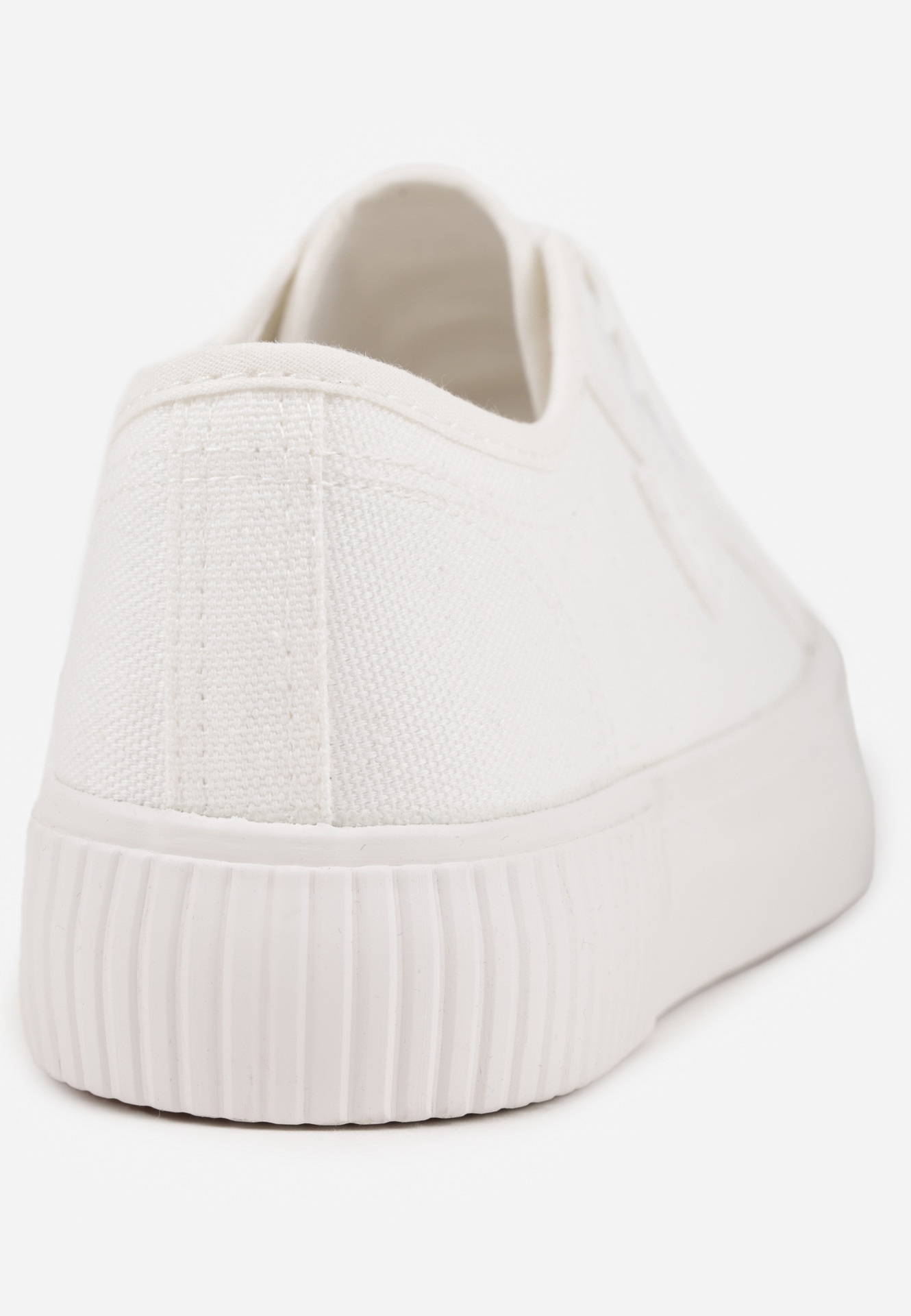 Białe Trampki VICES na Żłobionej Platformie Zdobione Trójkątną Aplikacją Lorerina