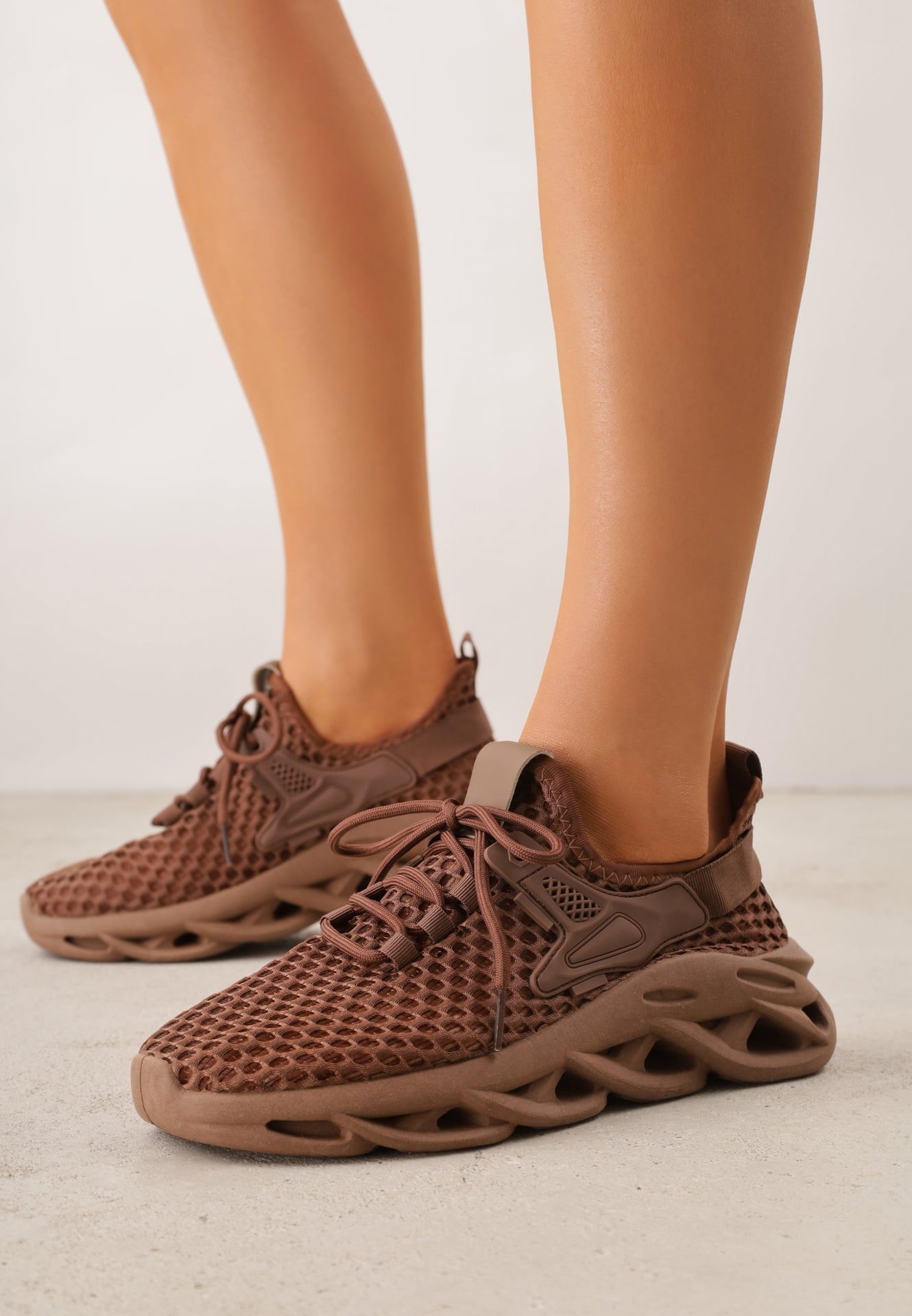 Brązowe Streetwearowe Sneakersy z Siateczki na Perforowanej Podeszwie Clythusa