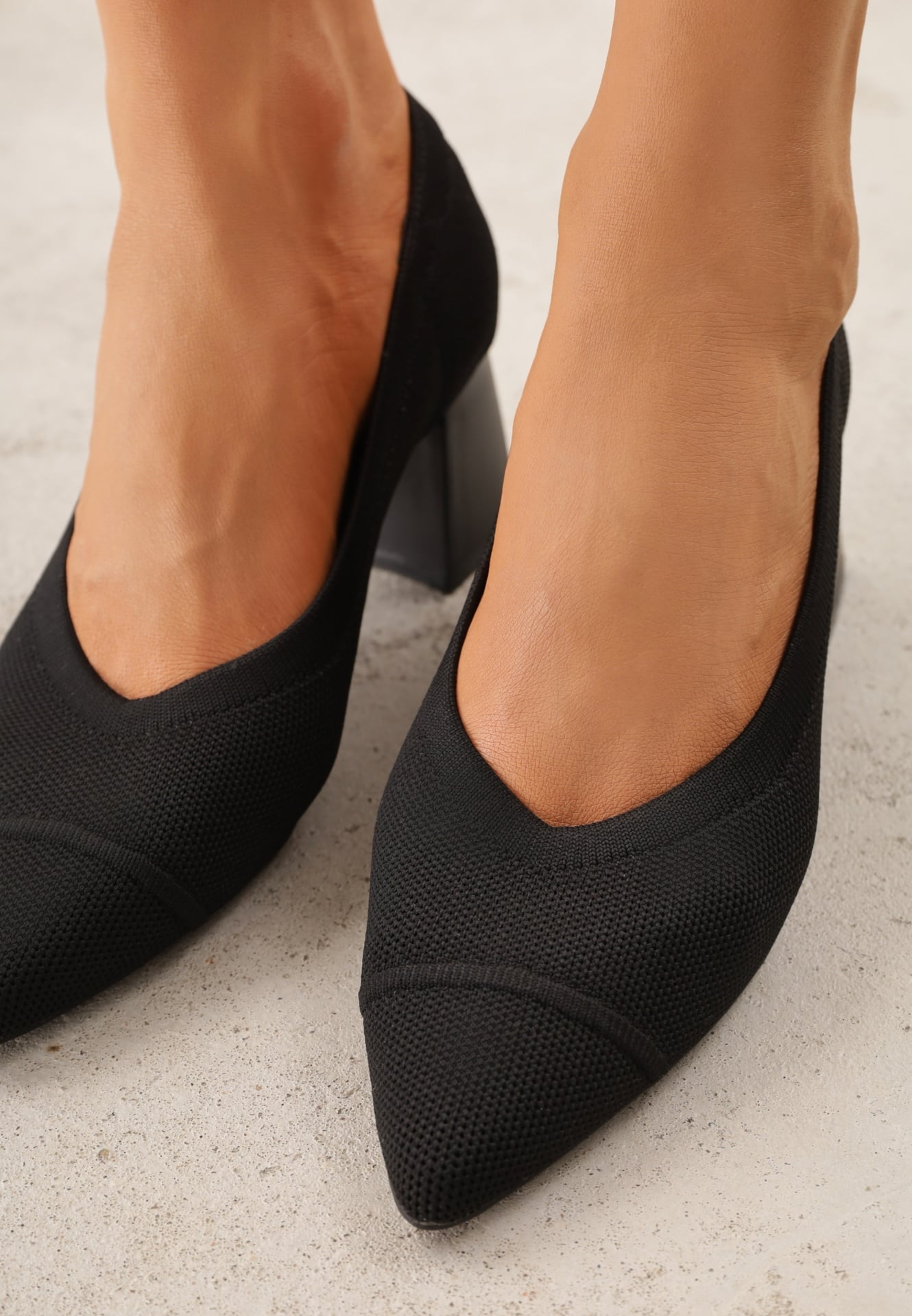 Czarne Czółenka VICES na Geometrycznym Słupku Daphilane