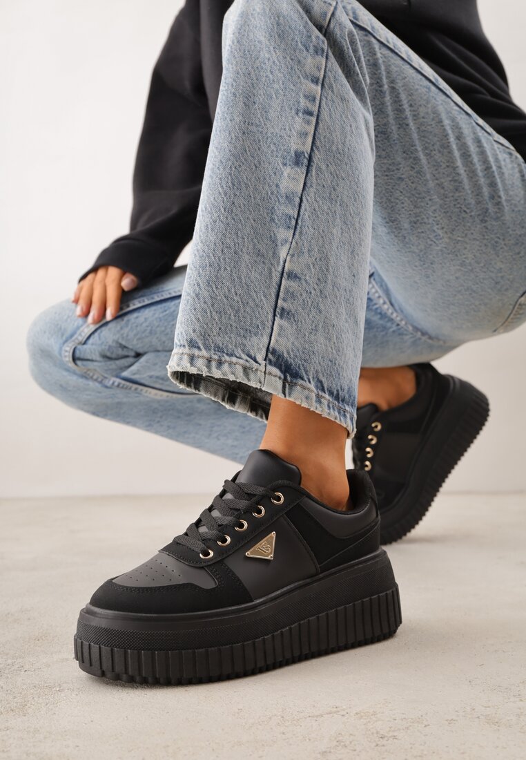 Czarne Chunky Sneakersy z Trójkątną Aplikacją VICES na Platformie Cezaline