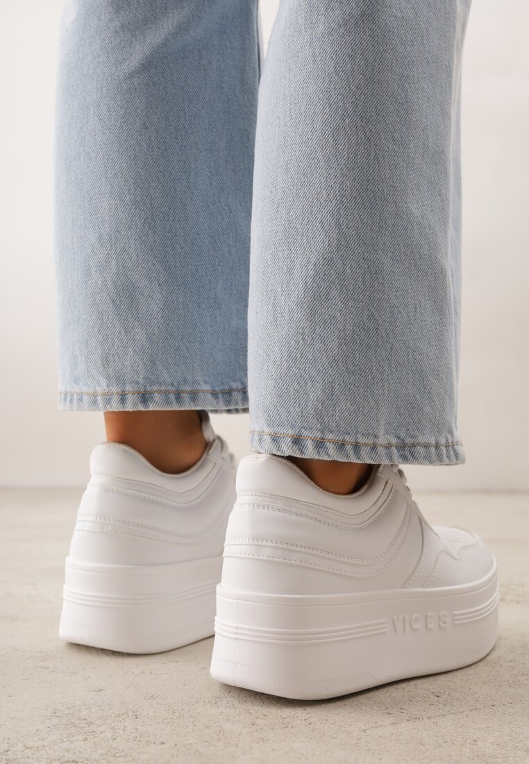Białe Sneakersy VICES na Platformie Ozdobione Perforacją i Napisem Ceznella